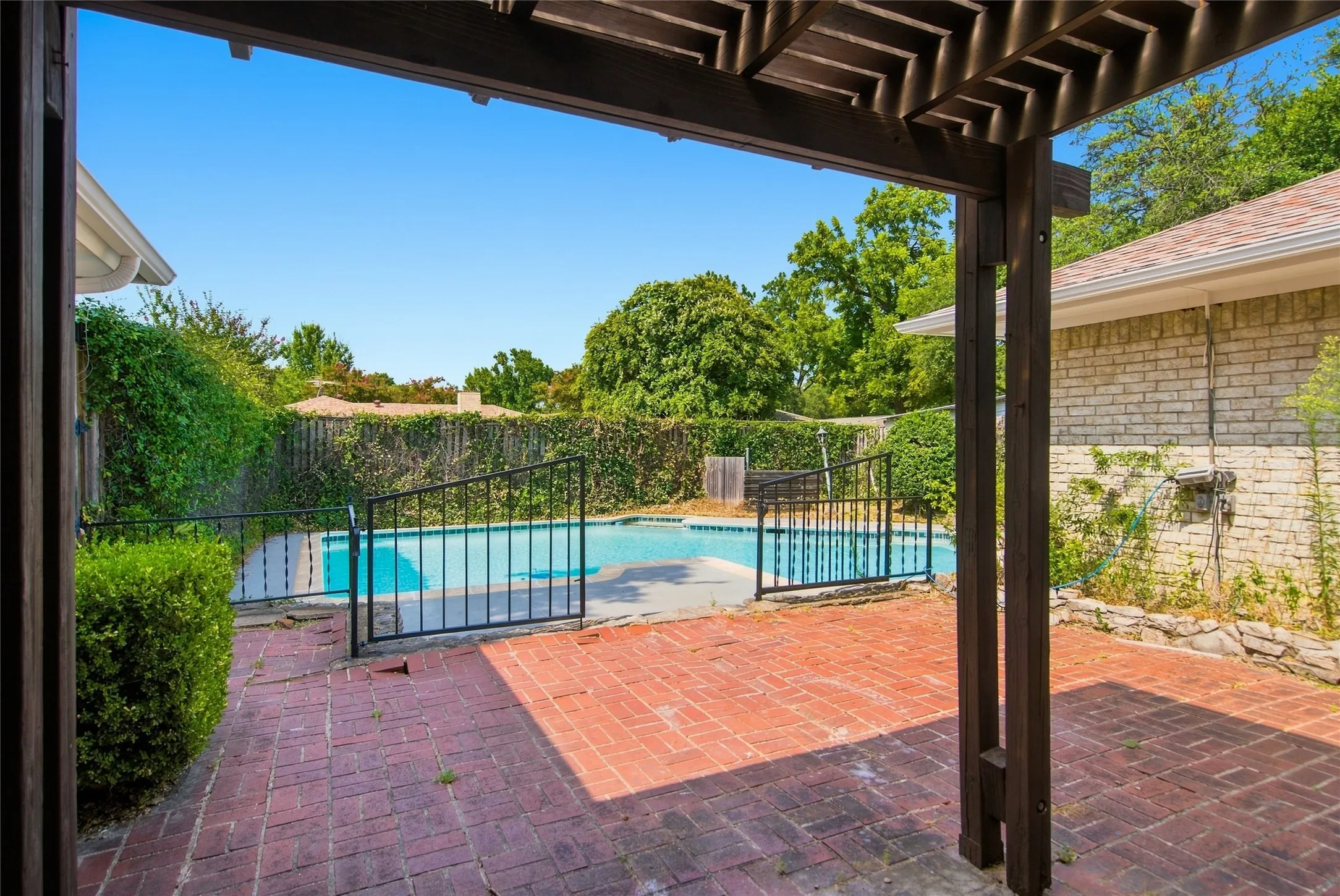 Single Family Residence For Sale in Collin County , 2017 Westridge Drive, Plano, Texas 75075, 4 Bedroom, 3 Bathroom, 2 Garage spaces, 2,289 Sqft, built in 1968, mls#21349553, Real Estate Agent in Plano, Homes For Sale in Collin county, Homes For Sale in Plano, Realtor in Plano Texas, Real Estate Brokerage Independent Realty Texas, Luminita Cordes Realtor