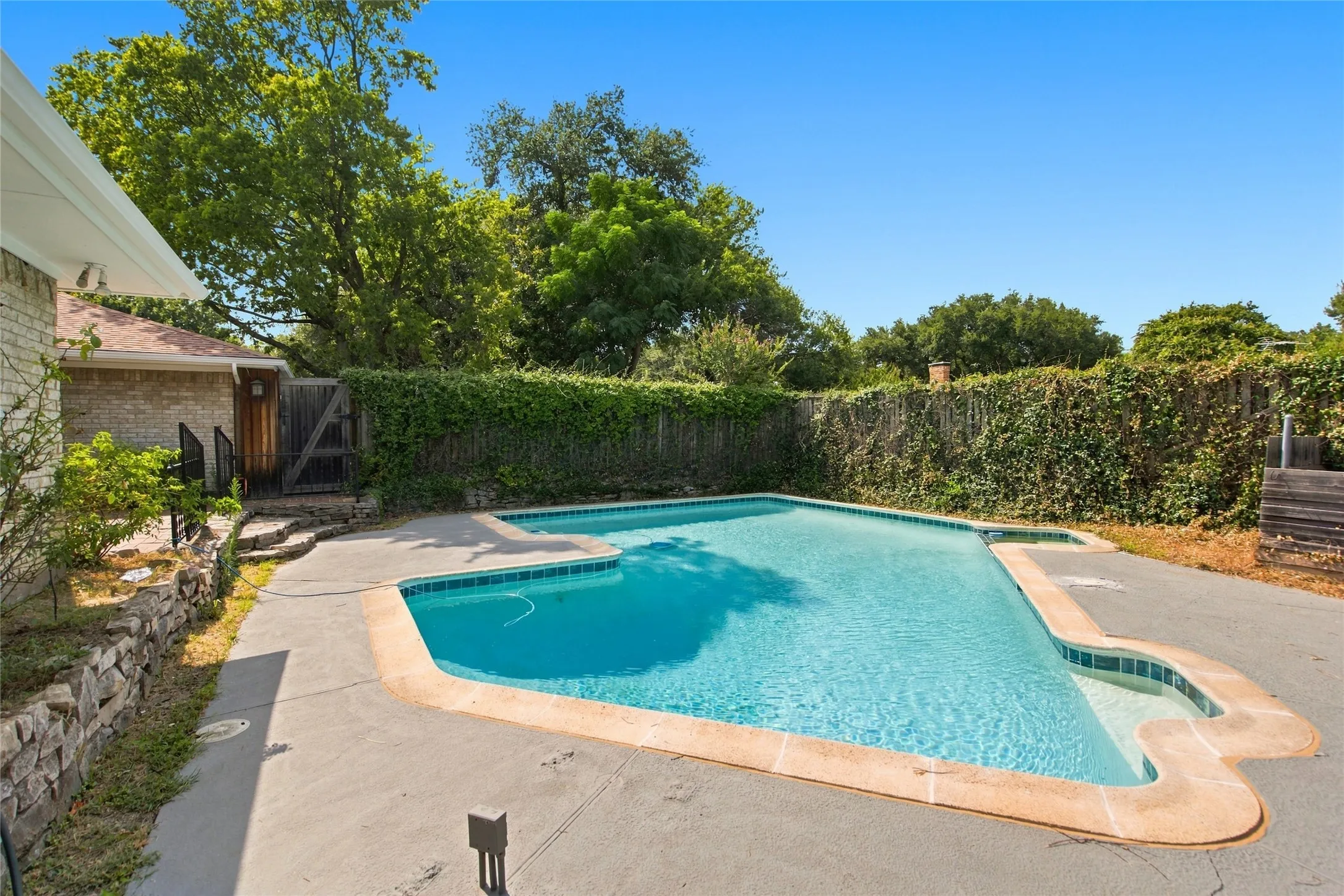 Single Family Residence For Sale in Collin County , 2017 Westridge Drive, Plano, Texas 75075, 4 Bedroom, 3 Bathroom, 2 Garage spaces, 2,289 Sqft, built in 1968, mls#21349553, Real Estate Agent in Plano, Homes For Sale in Collin county, Homes For Sale in Plano, Realtor in Plano Texas, Real Estate Brokerage Independent Realty Texas, Luminita Cordes Realtor