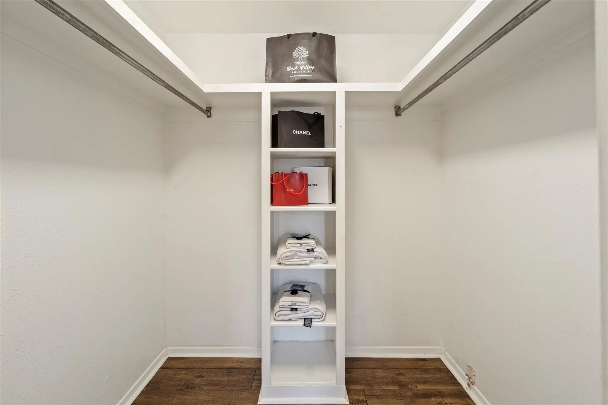 Condominium For Rent in Dallas County , 5916 Sandhurst Lane 225, Dallas, Texas 75206, 2 Bedroom, 2 Bathroom, Garage spaces, 1,046 Sqft, built in 1967, mls#21351608, Real Estate Agent in Dallas, Homes For Rent in Dallas county, Homes For Rent in Dallas, Realtor in Dallas Texas, Real Estate Brokerage Independent Realty Texas, Luminita Cordes Realtor