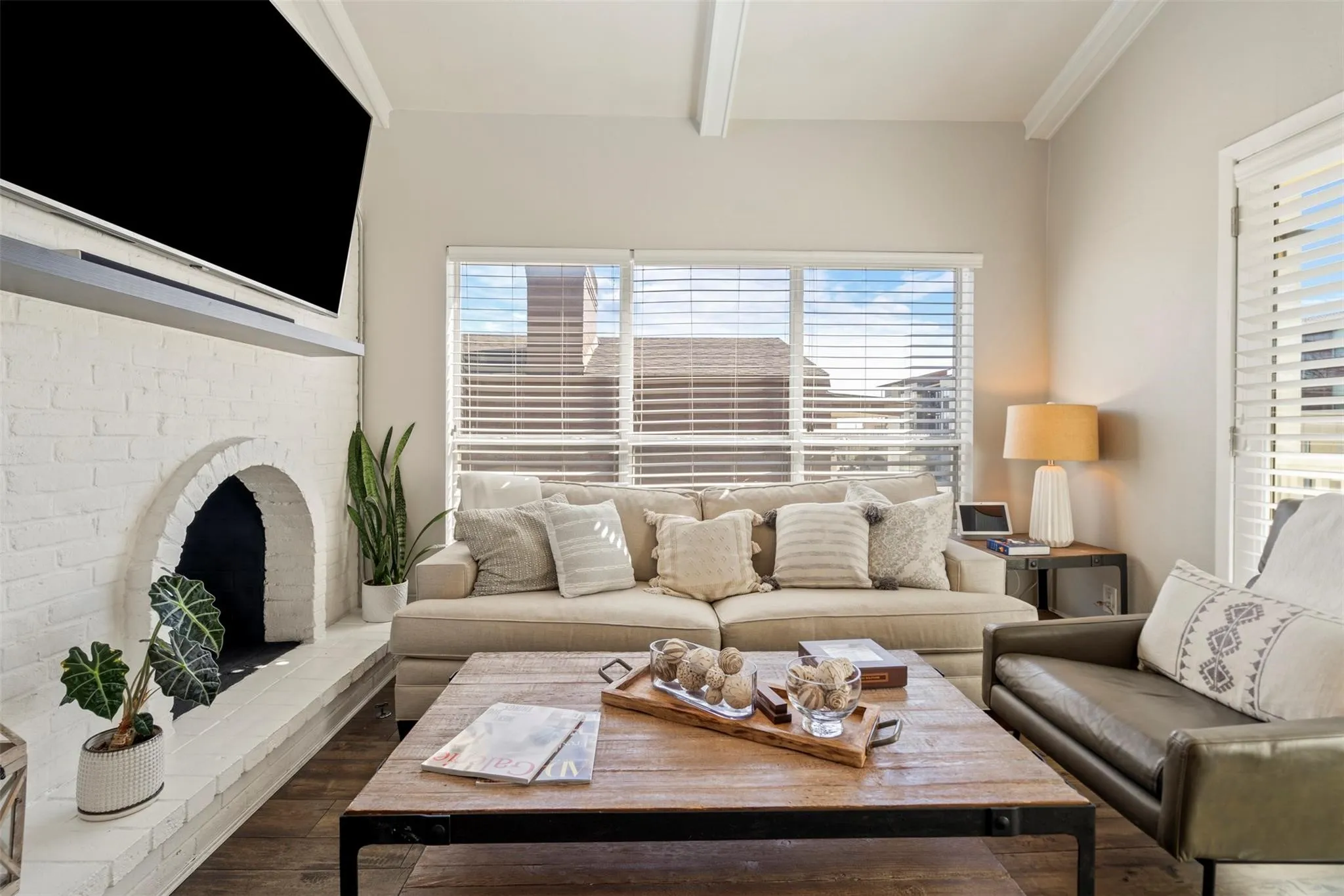 Condominium For Rent in Dallas County , 5916 Sandhurst Lane 225, Dallas, Texas 75206, 2 Bedroom, 2 Bathroom, Garage spaces, 1,046 Sqft, built in 1967, mls#21351608, Real Estate Agent in Dallas, Homes For Rent in Dallas county, Homes For Rent in Dallas, Realtor in Dallas Texas, Real Estate Brokerage Independent Realty Texas, Luminita Cordes Realtor