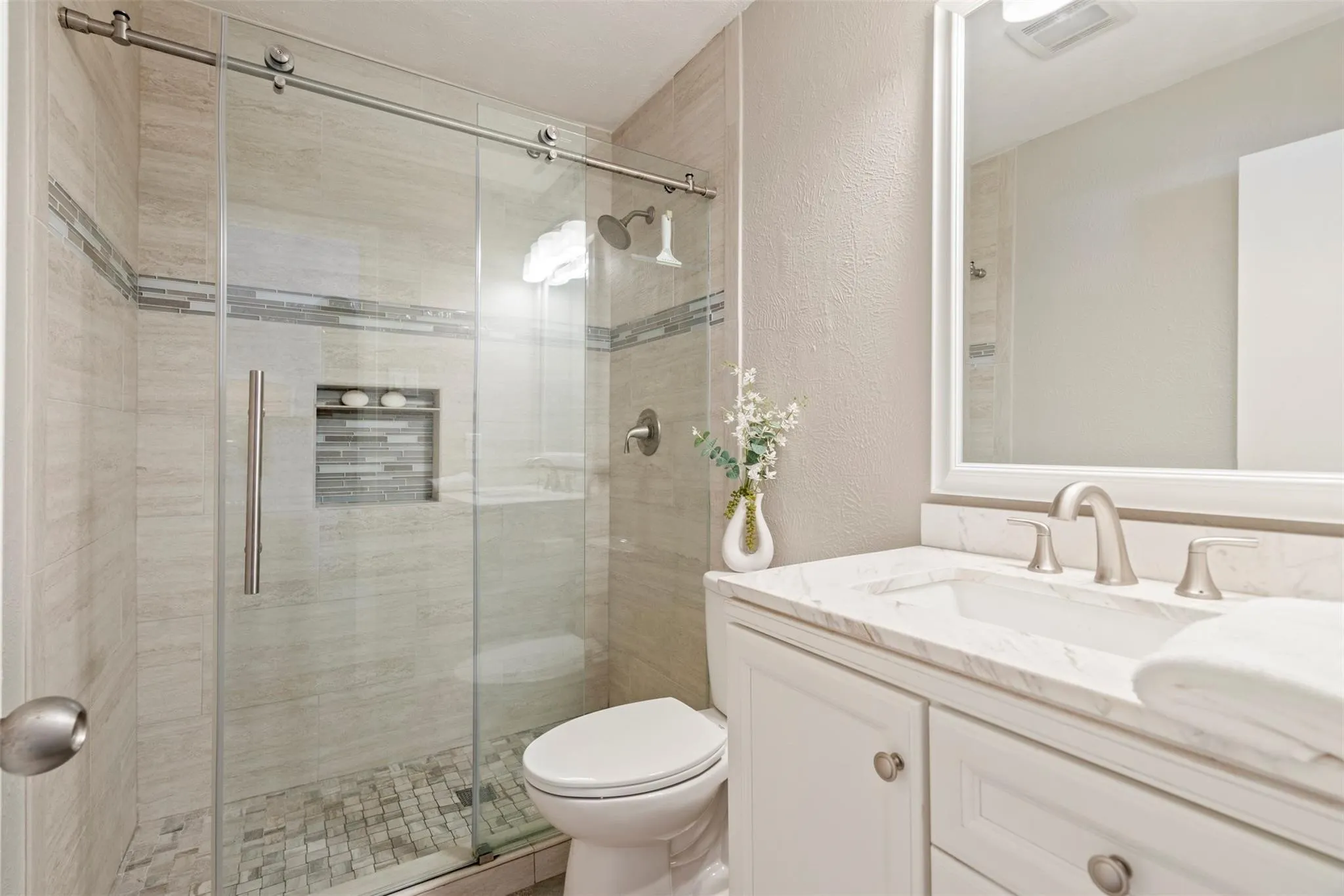 Condominium For Rent in Dallas County , 5916 Sandhurst Lane 225, Dallas, Texas 75206, 2 Bedroom, 2 Bathroom, Garage spaces, 1,046 Sqft, built in 1967, mls#21351608, Real Estate Agent in Dallas, Homes For Rent in Dallas county, Homes For Rent in Dallas, Realtor in Dallas Texas, Real Estate Brokerage Independent Realty Texas, Luminita Cordes Realtor