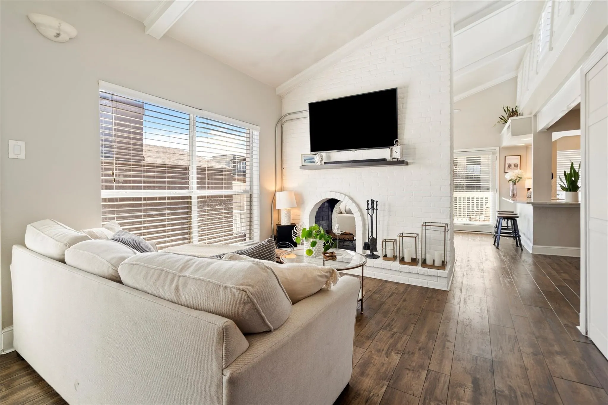 Condominium For Rent in Dallas County , 5916 Sandhurst Lane 225, Dallas, Texas 75206, 2 Bedroom, 2 Bathroom, Garage spaces, 1,046 Sqft, built in 1967, mls#21351608, Real Estate Agent in Dallas, Homes For Rent in Dallas county, Homes For Rent in Dallas, Realtor in Dallas Texas, Real Estate Brokerage Independent Realty Texas, Luminita Cordes Realtor
