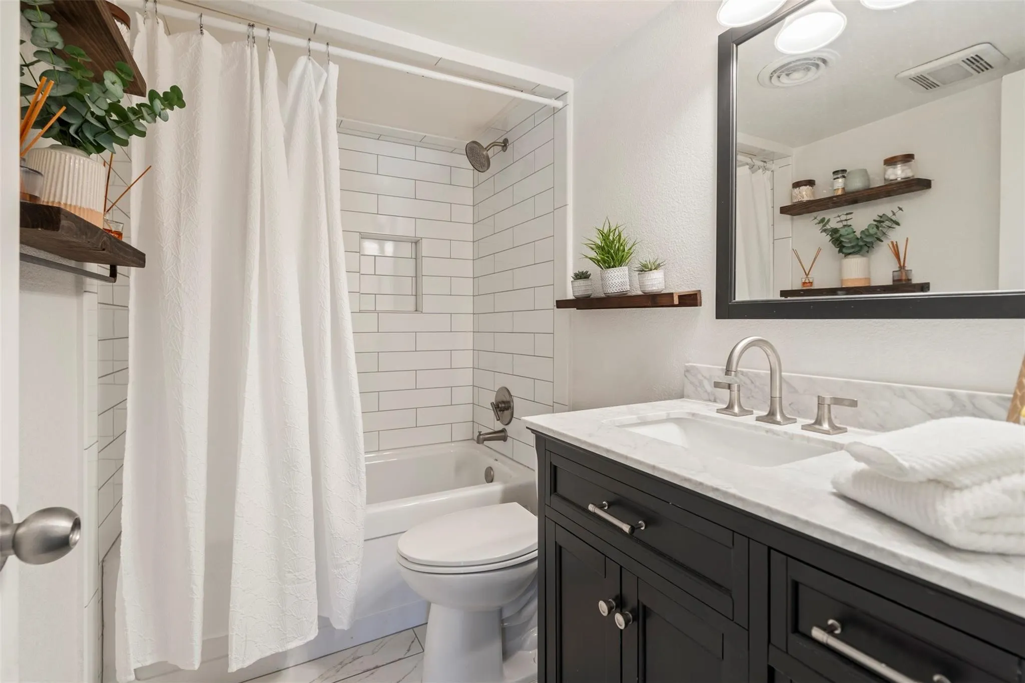 Condominium For Rent in Dallas County , 5916 Sandhurst Lane 225, Dallas, Texas 75206, 2 Bedroom, 2 Bathroom, Garage spaces, 1,046 Sqft, built in 1967, mls#21351608, Real Estate Agent in Dallas, Homes For Rent in Dallas county, Homes For Rent in Dallas, Realtor in Dallas Texas, Real Estate Brokerage Independent Realty Texas, Luminita Cordes Realtor