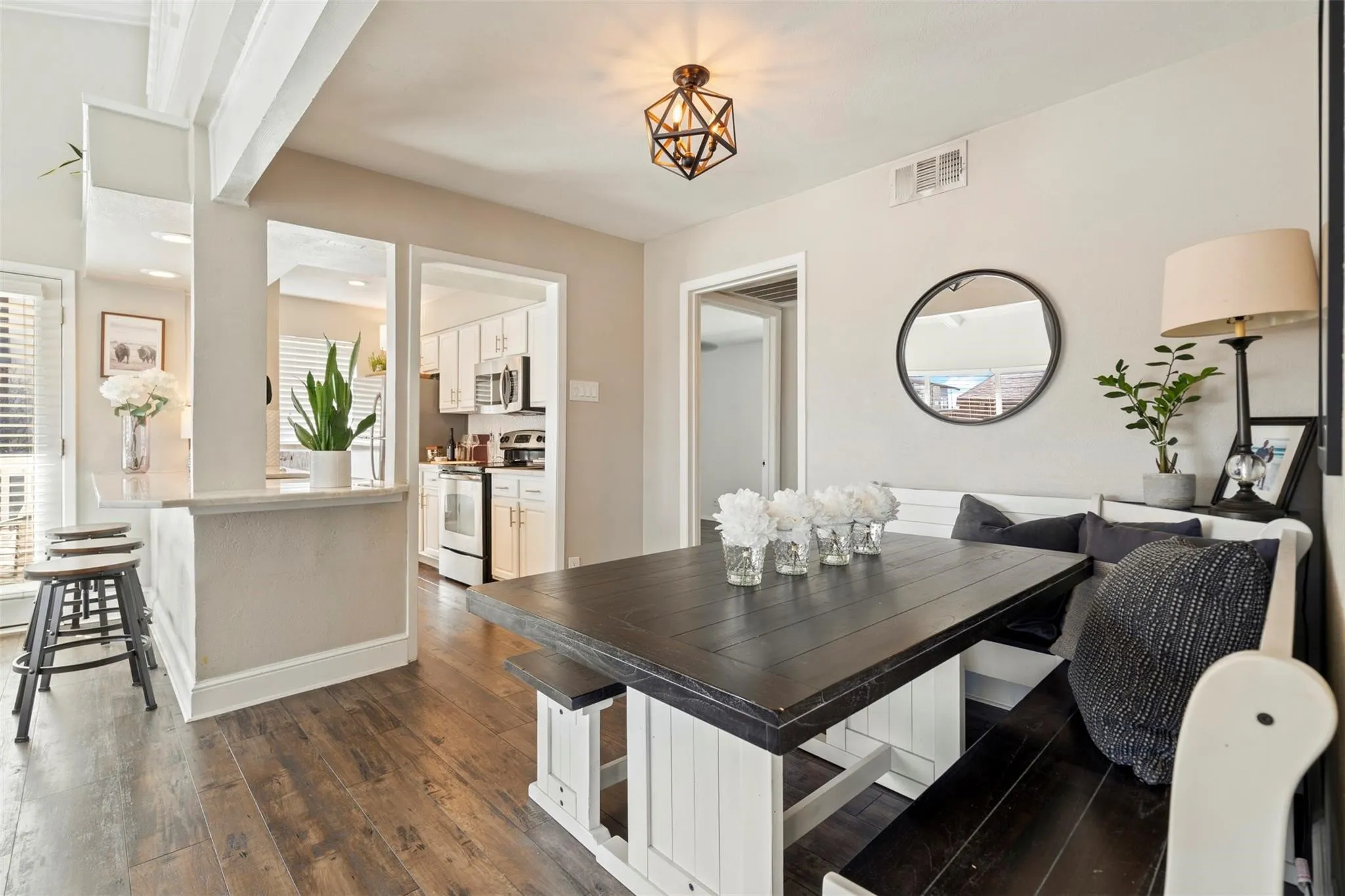 Condominium For Rent in Dallas County , 5916 Sandhurst Lane 225, Dallas, Texas 75206, 2 Bedroom, 2 Bathroom, Garage spaces, 1,046 Sqft, built in 1967, mls#21351608, Real Estate Agent in Dallas, Homes For Rent in Dallas county, Homes For Rent in Dallas, Realtor in Dallas Texas, Real Estate Brokerage Independent Realty Texas, Luminita Cordes Realtor