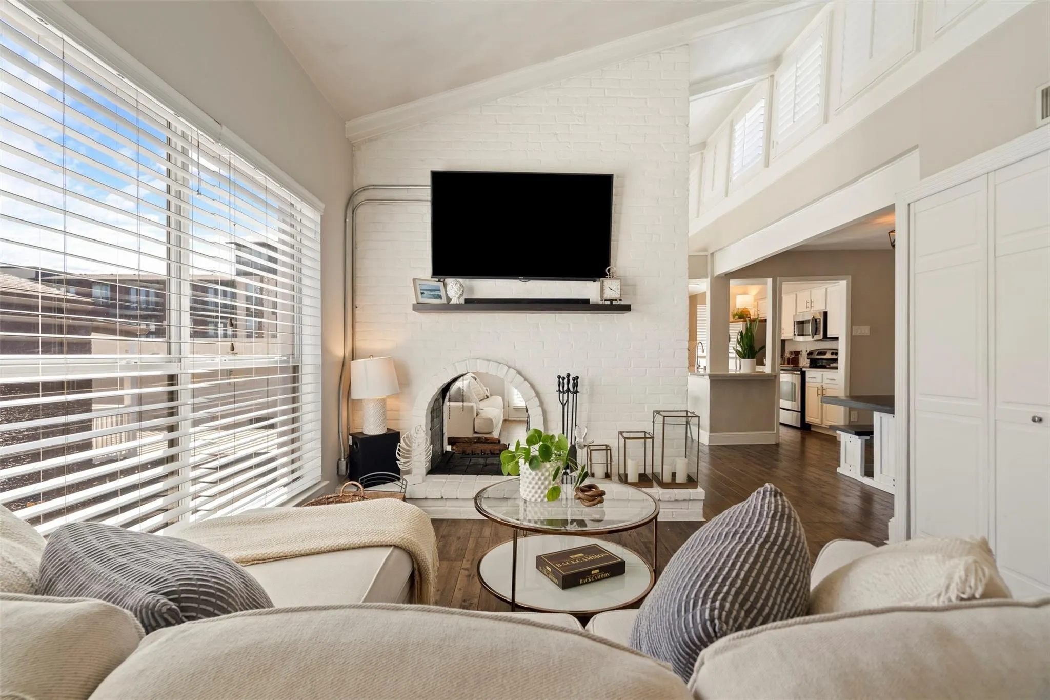 Condominium For Rent in Dallas County , 5916 Sandhurst Lane 225, Dallas, Texas 75206, 2 Bedroom, 2 Bathroom, Garage spaces, 1,046 Sqft, built in 1967, mls#21351608, Real Estate Agent in Dallas, Homes For Rent in Dallas county, Homes For Rent in Dallas, Realtor in Dallas Texas, Real Estate Brokerage Independent Realty Texas, Luminita Cordes Realtor
