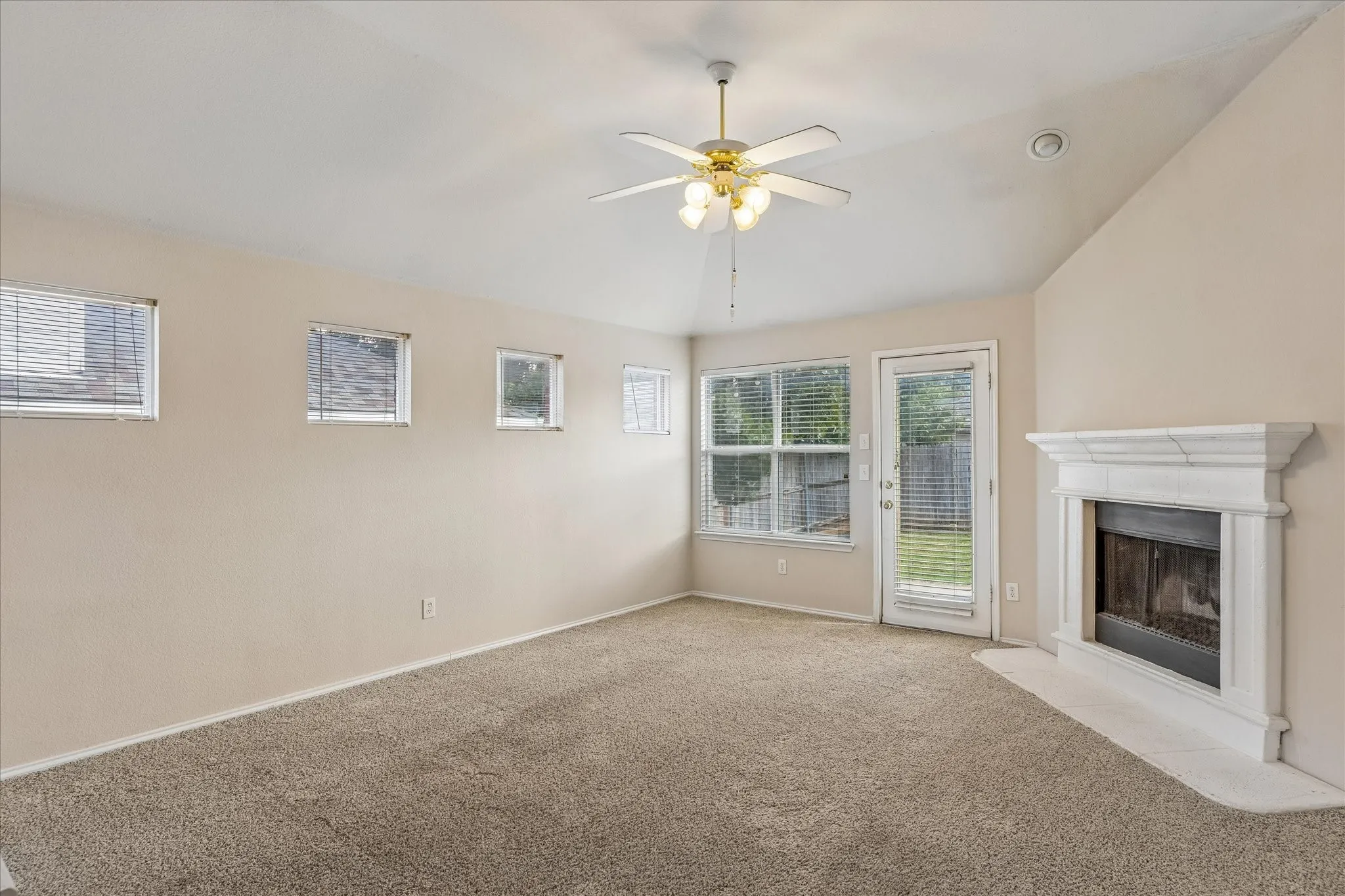 Single Family Residence For Rent in Denton County , 3110 Brett Road, Corinth, Texas 76210, 3 Bedroom, 2 Bathroom, 2 Garage spaces, 1,836 Sqft, built in 2001, mls#21349489, Real Estate Agent in Corinth, Homes For Rent in Denton county, Homes For Rent in Corinth, Realtor in Corinth Texas, Real Estate Brokerage Independent Realty Texas, Luminita Cordes Realtor