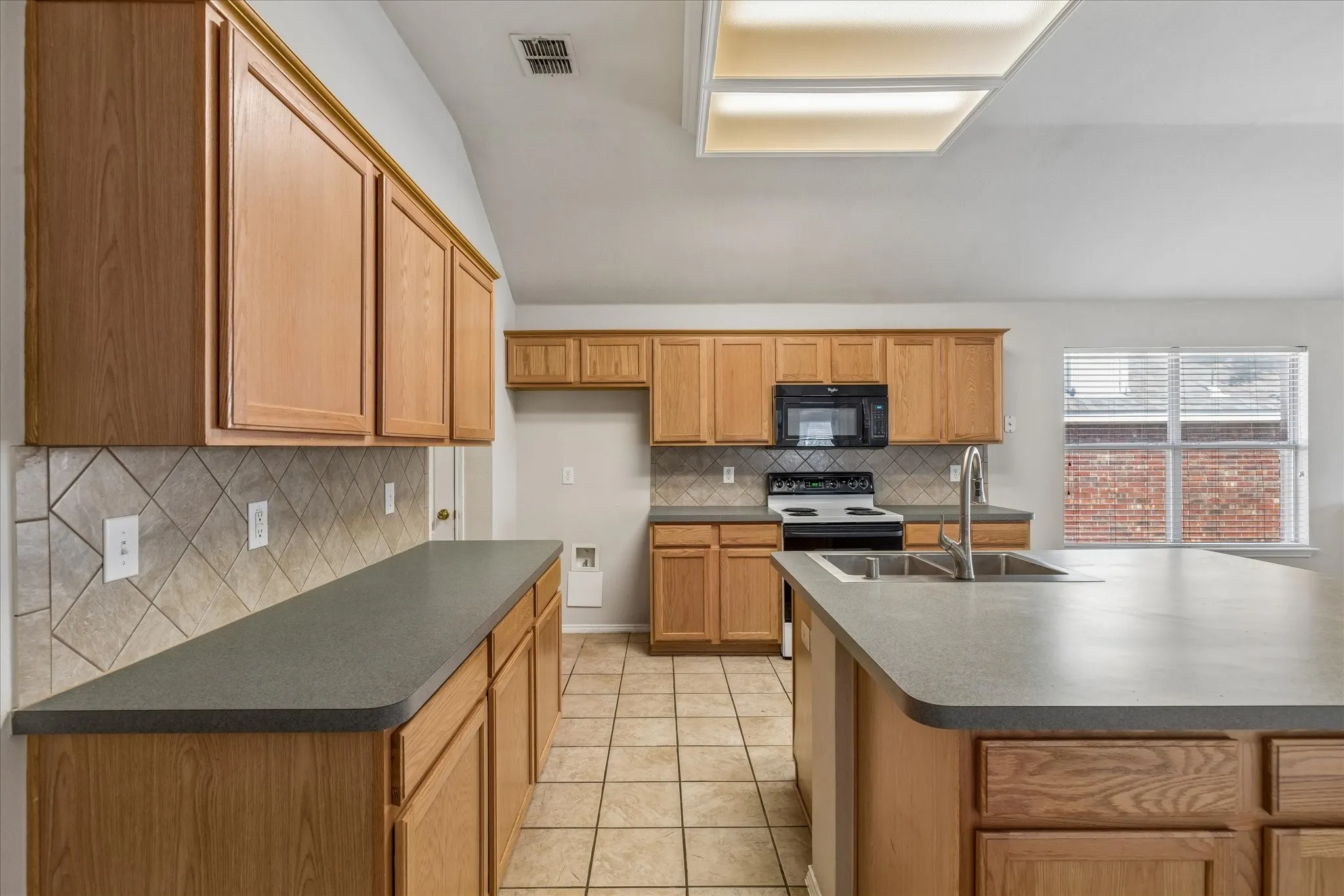 Single Family Residence For Rent in Denton County , 3110 Brett Road, Corinth, Texas 76210, 3 Bedroom, 2 Bathroom, 2 Garage spaces, 1,836 Sqft, built in 2001, mls#21349489, Real Estate Agent in Corinth, Homes For Rent in Denton county, Homes For Rent in Corinth, Realtor in Corinth Texas, Real Estate Brokerage Independent Realty Texas, Luminita Cordes Realtor