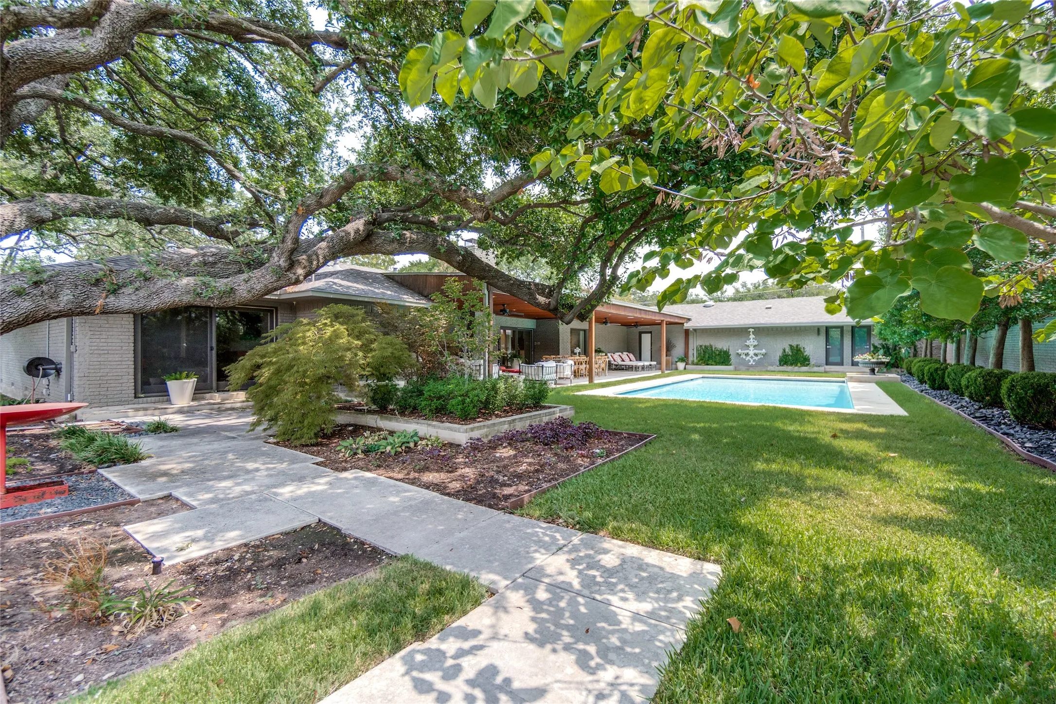 Single Family Residence For Sale in Dallas County , 5164 Del Roy Drive, Dallas, Texas 75229, 4 Bedroom, 4 Bathroom, 3 Garage spaces, 3,412 Sqft, built in 1960, mls#21349301, Real Estate Agent in Dallas, Homes For Sale in Dallas county, Homes For Sale in Dallas, Realtor in Dallas Texas, Real Estate Brokerage Independent Realty Texas, Luminita Cordes Realtor