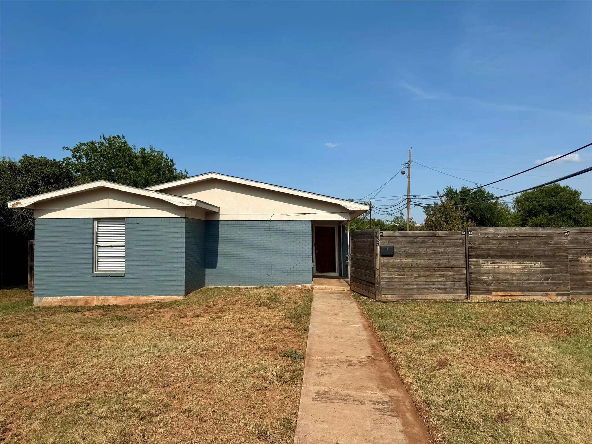 Single Family Residence For Sale in Taylor County , 733 S La Salle Drive, Abilene, Texas 79605, 3 Bedroom, 2 Bathroom, 1 Garage spaces, 1,733 Sqft, built in 1954, mls#21351631, Real Estate Agent in Abilene, Homes For Sale in Taylor county, Homes For Sale in Abilene, Realtor in Abilene Texas, Real Estate Brokerage Independent Realty Texas, Luminita Cordes Realtor