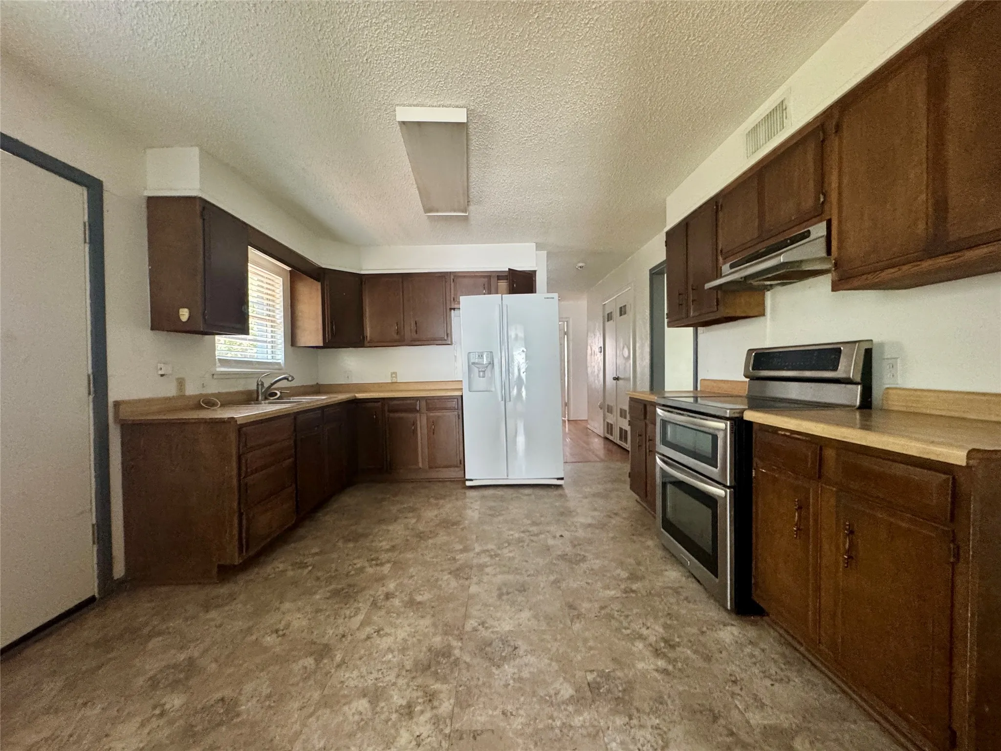Single Family Residence For Sale in Taylor County , 733 S La Salle Drive, Abilene, Texas 79605, 3 Bedroom, 2 Bathroom, 1 Garage spaces, 1,733 Sqft, built in 1954, mls#21351631, Real Estate Agent in Abilene, Homes For Sale in Taylor county, Homes For Sale in Abilene, Realtor in Abilene Texas, Real Estate Brokerage Independent Realty Texas, Luminita Cordes Realtor