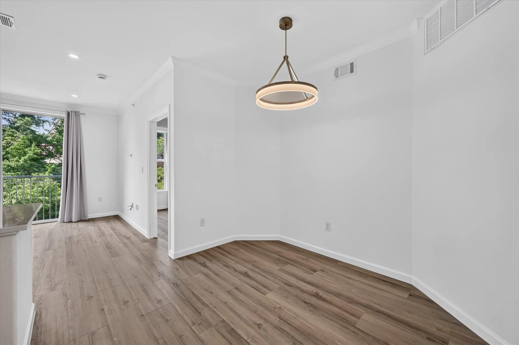 Condominium For Sale in Dallas County , 330 E Las Colinas Boulevard E 240, Irving, Texas 75039, 1 Bedroom, 1 Bathroom, 1 Garage spaces, 733 Sqft, built in 2001, mls#21351488, Real Estate Agent in Irving, Homes For Sale in Dallas county, Homes For Sale in Irving, Realtor in Irving Texas, Real Estate Brokerage Independent Realty Texas, Luminita Cordes Realtor