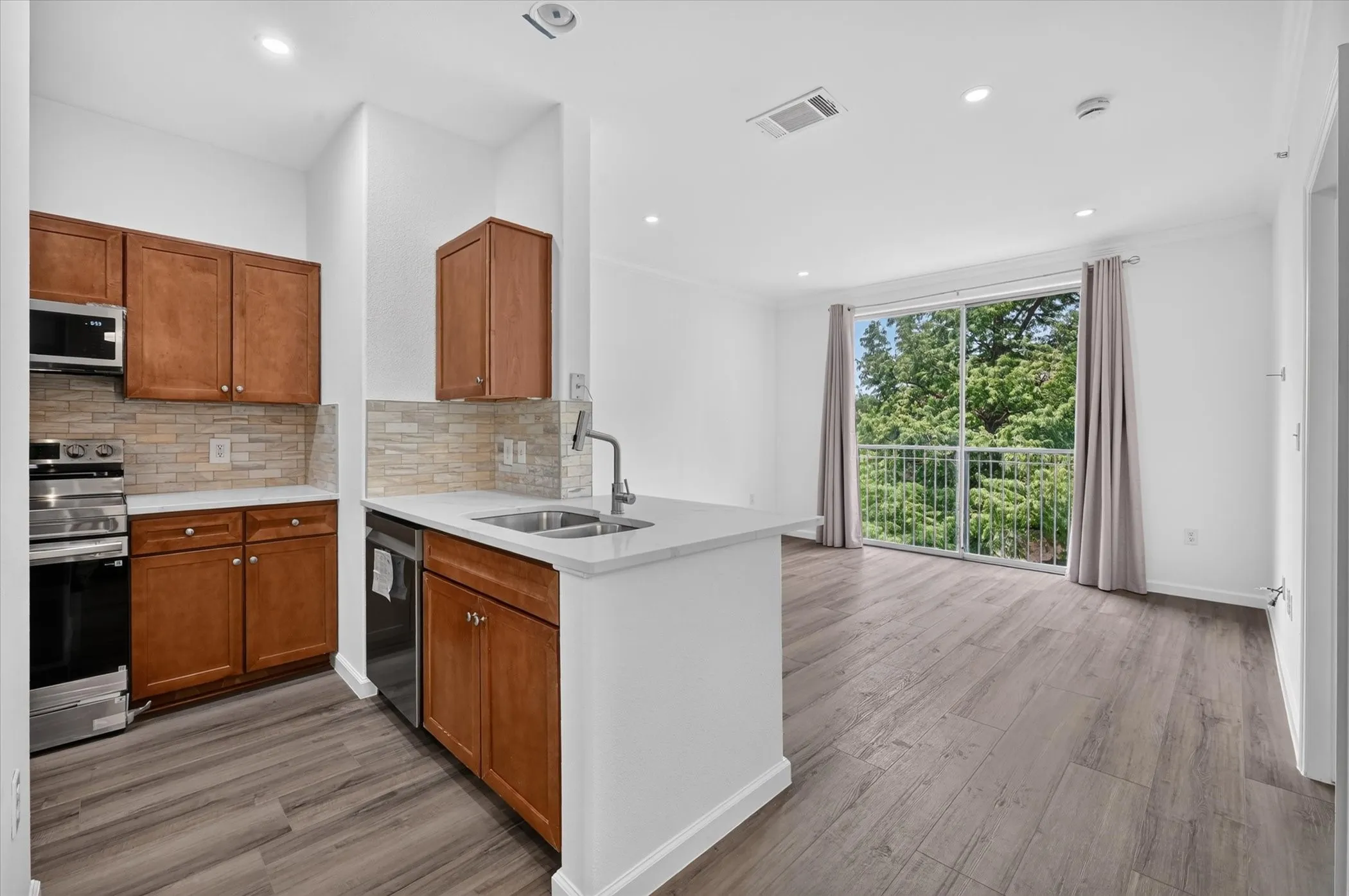 Condominium For Sale in Dallas County , 330 E Las Colinas Boulevard E 240, Irving, Texas 75039, 1 Bedroom, 1 Bathroom, 1 Garage spaces, 733 Sqft, built in 2001, mls#21351488, Real Estate Agent in Irving, Homes For Sale in Dallas county, Homes For Sale in Irving, Realtor in Irving Texas, Real Estate Brokerage Independent Realty Texas, Luminita Cordes Realtor