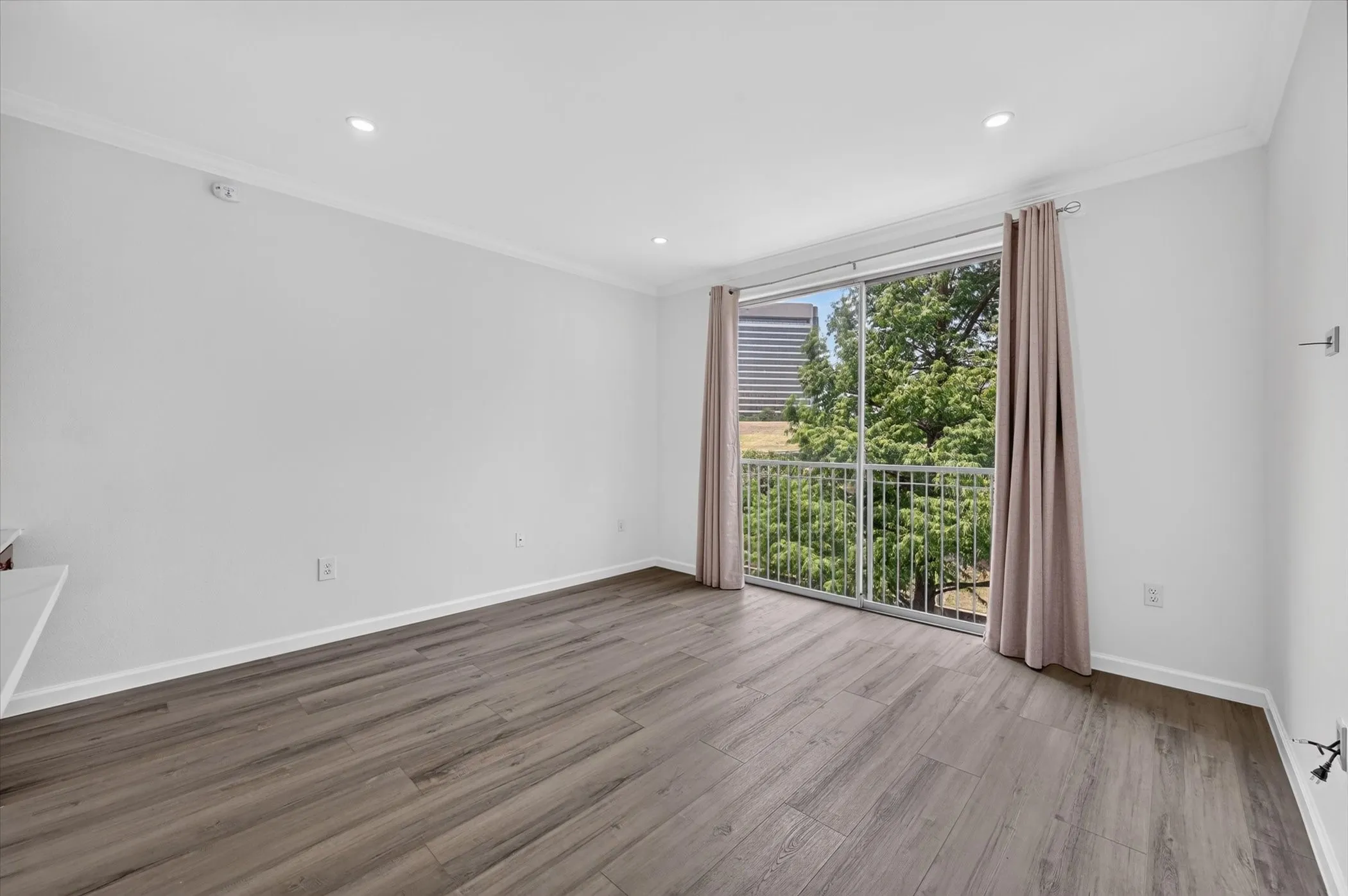 Condominium For Sale in Dallas County , 330 E Las Colinas Boulevard E 240, Irving, Texas 75039, 1 Bedroom, 1 Bathroom, 1 Garage spaces, 733 Sqft, built in 2001, mls#21351488, Real Estate Agent in Irving, Homes For Sale in Dallas county, Homes For Sale in Irving, Realtor in Irving Texas, Real Estate Brokerage Independent Realty Texas, Luminita Cordes Realtor