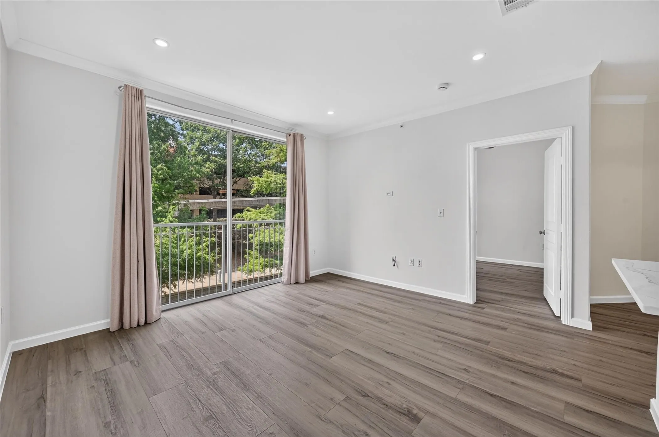 Condominium For Sale in Dallas County , 330 E Las Colinas Boulevard E 240, Irving, Texas 75039, 1 Bedroom, 1 Bathroom, 1 Garage spaces, 733 Sqft, built in 2001, mls#21351488, Real Estate Agent in Irving, Homes For Sale in Dallas county, Homes For Sale in Irving, Realtor in Irving Texas, Real Estate Brokerage Independent Realty Texas, Luminita Cordes Realtor