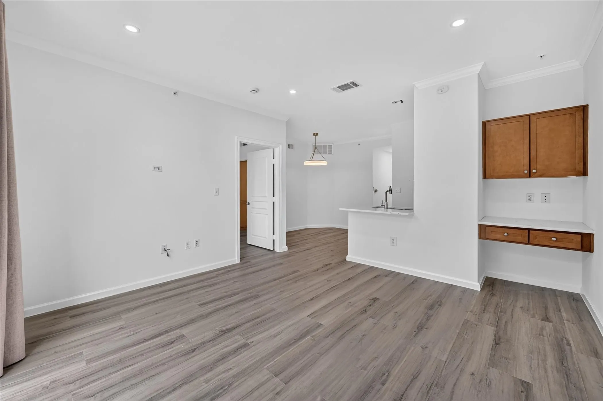 Condominium For Sale in Dallas County , 330 E Las Colinas Boulevard E 240, Irving, Texas 75039, 1 Bedroom, 1 Bathroom, 1 Garage spaces, 733 Sqft, built in 2001, mls#21351488, Real Estate Agent in Irving, Homes For Sale in Dallas county, Homes For Sale in Irving, Realtor in Irving Texas, Real Estate Brokerage Independent Realty Texas, Luminita Cordes Realtor