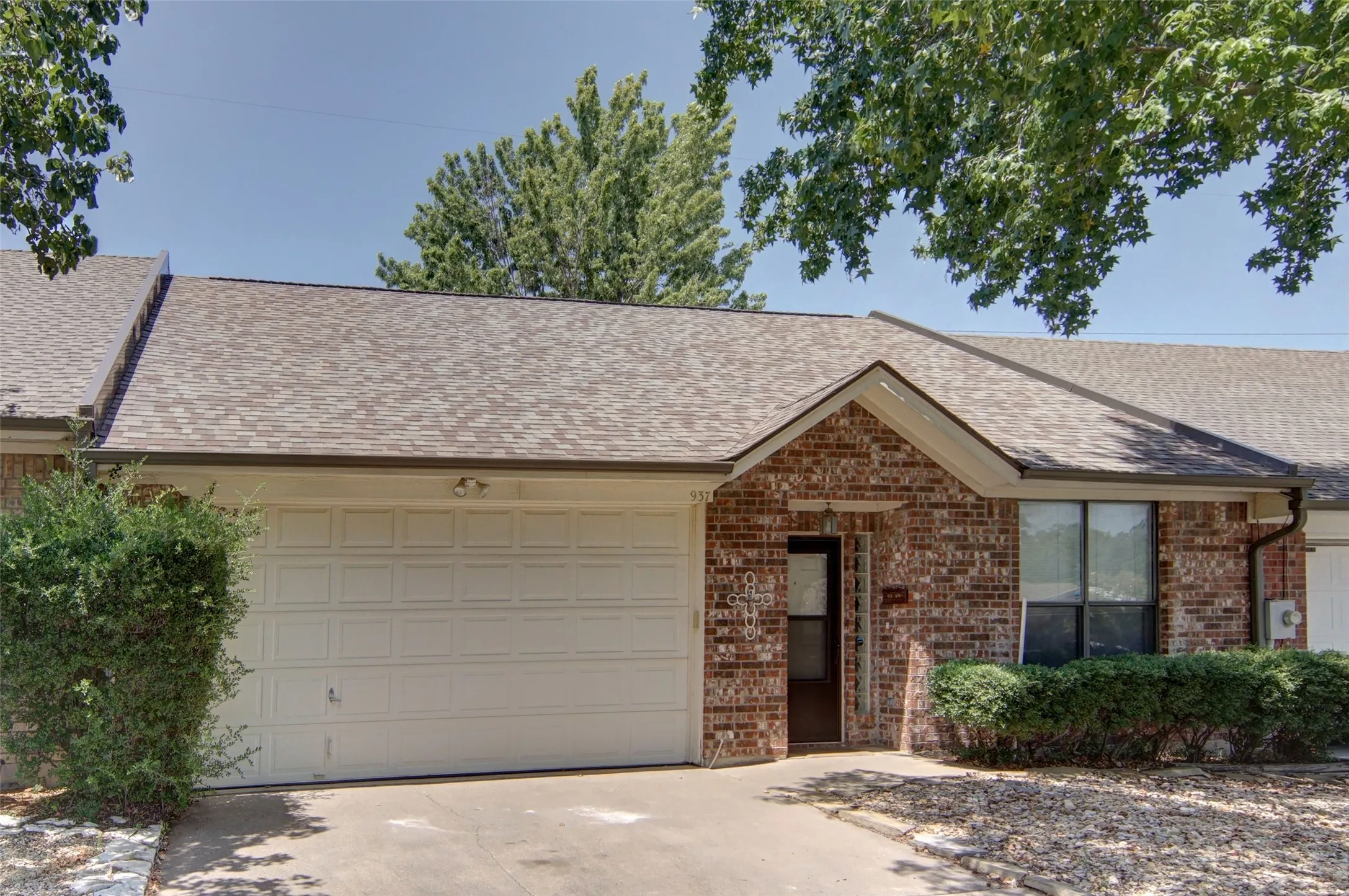 2 bedrooms, 2 full bathroom, 2 car garage