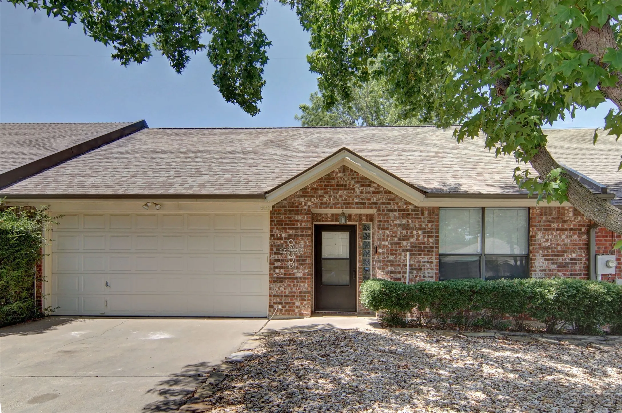 Townhouse For Sale in Parker County , 937 Heather Court, Weatherford, Texas 76086, 2 Bedroom, 2 Bathroom, 2 Garage spaces, 1,196 Sqft, built in 1995, mls#21347996, Real Estate Agent in Weatherford, Homes For Sale in Parker county, Homes For Sale in Weatherford, Realtor in Weatherford Texas, Real Estate Brokerage Independent Realty Texas, Luminita Cordes Realtor