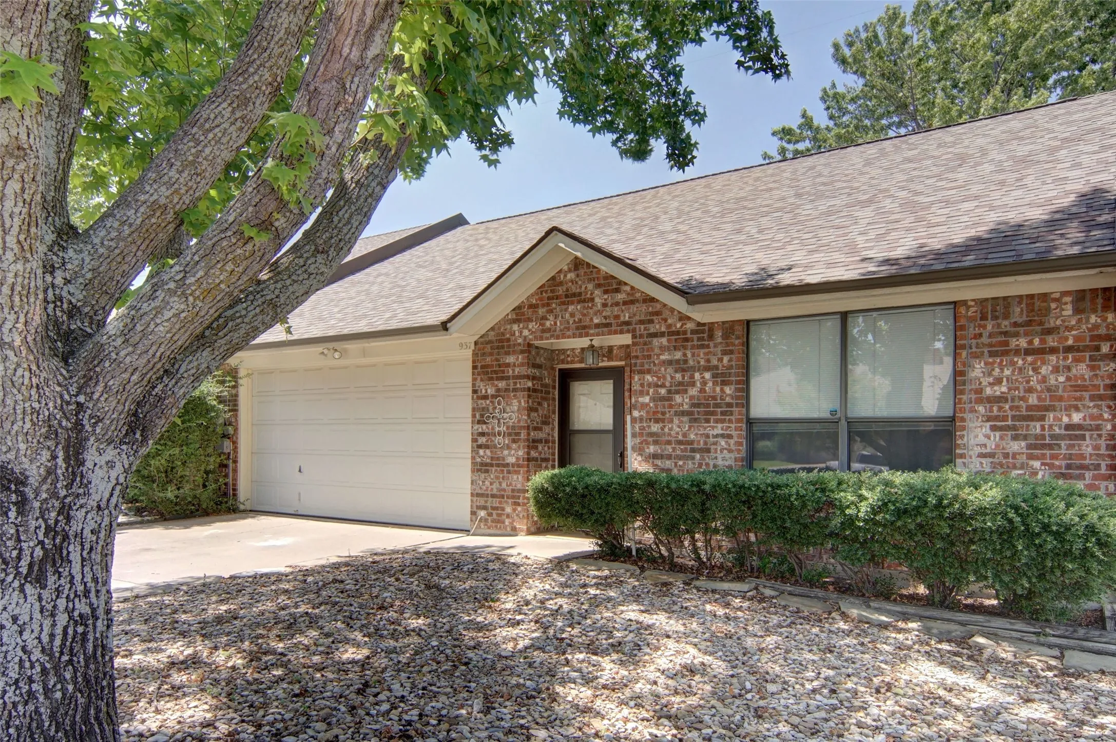 Gravel front yard for easy care and landscaping