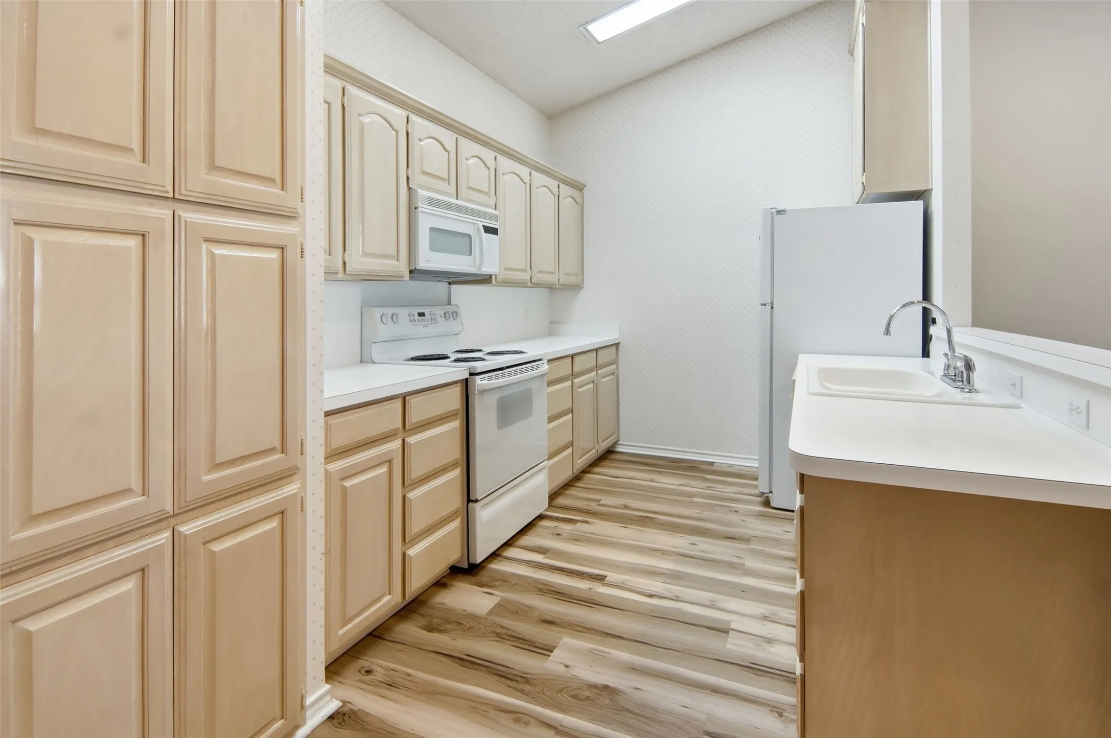 Refrigerator comes with the townhouse