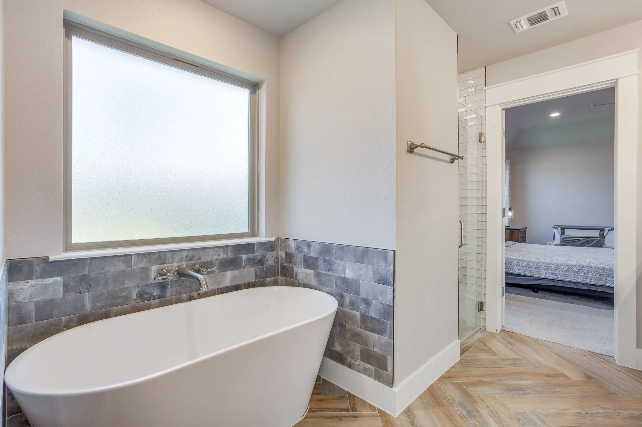 Primary free-standing tub