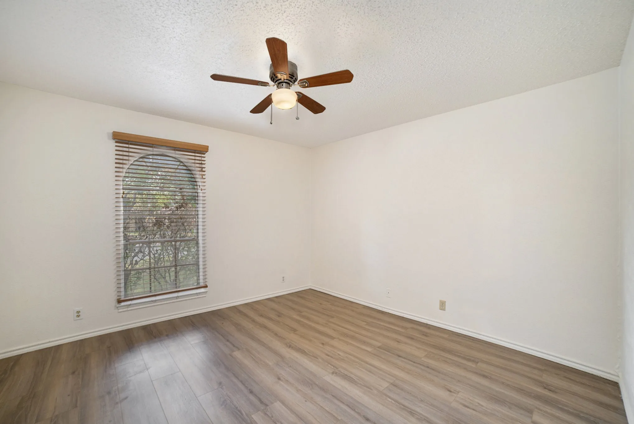 Single Family Residence For Rent in Denton County , 1608 San Antone Lane, Lewisville, Texas 75077, 3 Bedroom, 2 Bathroom, 2 Garage spaces, 1,626 Sqft, built in 1973, Price $2,450, mls#21351661, Real Estate Agent in Lewisville, Homes For Rent in Denton county, Homes For Rent in Lewisville, Realtor in Lewisville Texas, Real Estate Brokerage Independent Realty Texas, Luminita Cordes Realtor