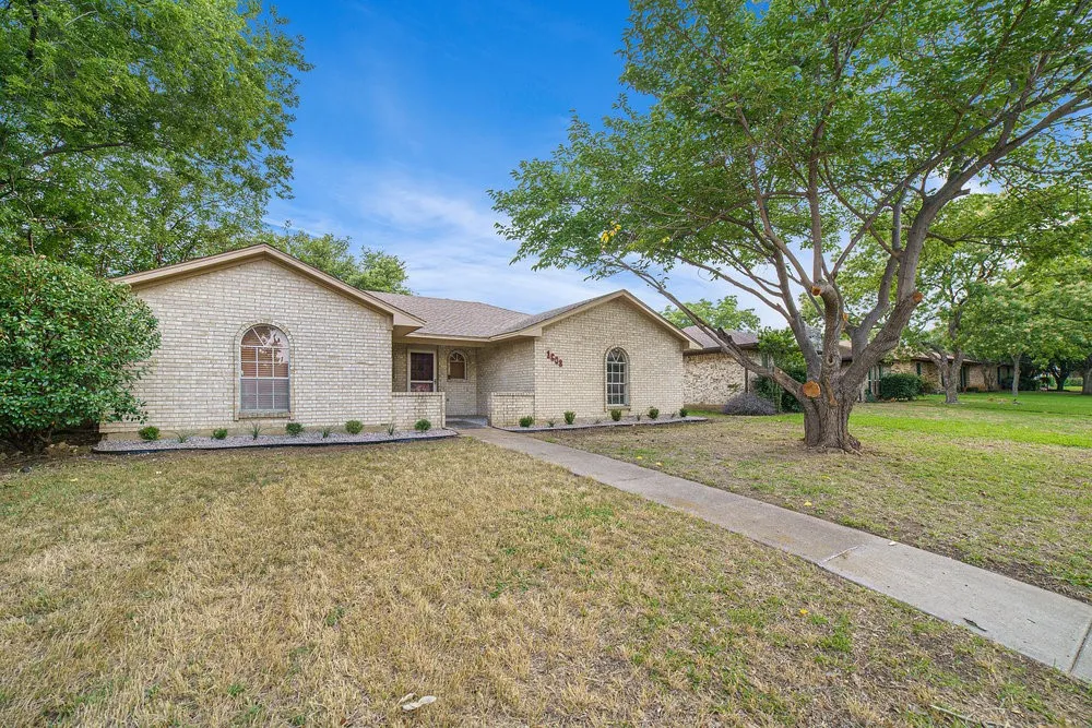 Single Family Residence For Rent in Denton County , 1608 San Antone Lane, Lewisville, Texas 75077, 3 Bedroom, 2 Bathroom, 2 Garage spaces, 1,626 Sqft, built in 1973, Price $2,450, mls#21351661, Real Estate Agent in Lewisville, Homes For Rent in Denton county, Homes For Rent in Lewisville, Realtor in Lewisville Texas, Real Estate Brokerage Independent Realty Texas, Luminita Cordes Realtor