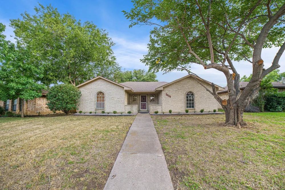 Single Family Residence For Rent in Denton County , 1608 San Antone Lane, Lewisville, Texas 75077, 3 Bedroom, 2 Bathroom, 2 Garage spaces, 1,626 Sqft, built in 1973, Price $2,450, mls#21351661, Real Estate Agent in Lewisville, Homes For Rent in Denton county, Homes For Rent in Lewisville, Realtor in Lewisville Texas, Real Estate Brokerage Independent Realty Texas, Luminita Cordes Realtor