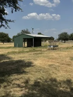 Pasture shed with pens