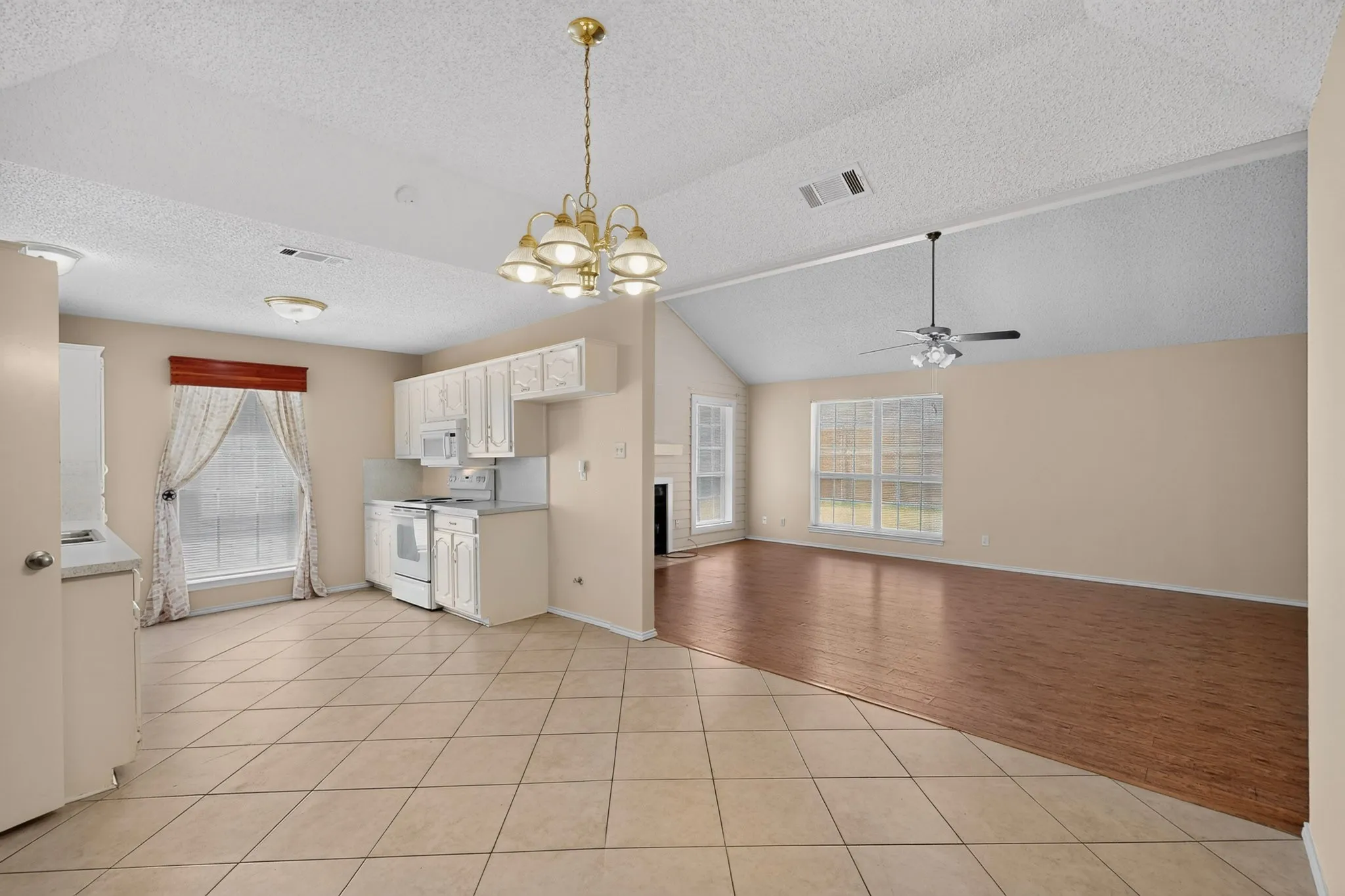 Single Family Residence For Sale in Ellis County , 107 Modene Avenue, Waxahachie, Texas 75165, 3 Bedroom, 2 Bathroom, 2 Garage spaces, 1,498 Sqft, built in 1984, mls#21345916, Real Estate Agent in Waxahachie, Homes For Sale in Ellis county, Homes For Sale in Waxahachie, Realtor in Waxahachie Texas, Real Estate Brokerage Independent Realty Texas, Luminita Cordes Realtor