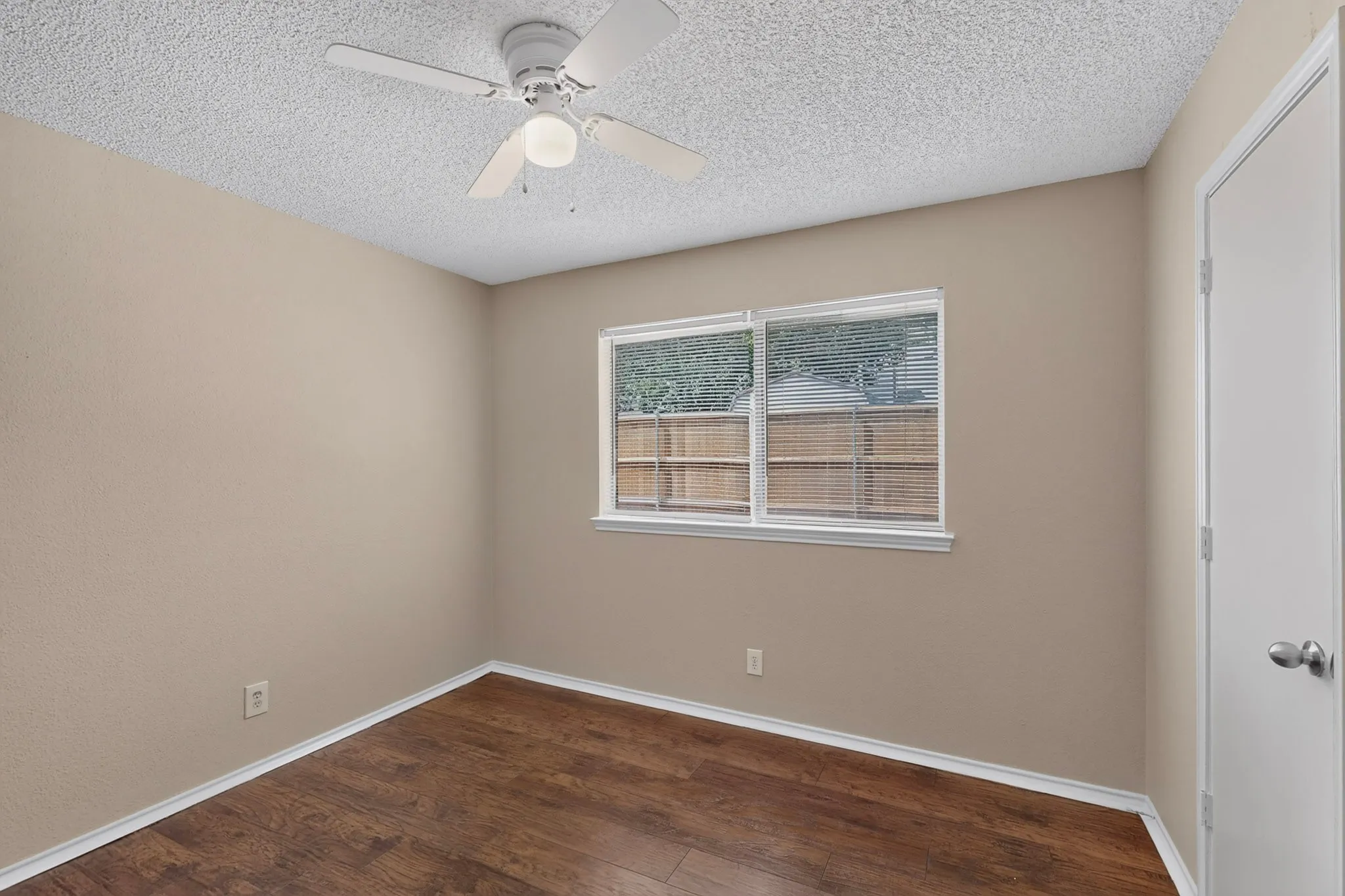 Single Family Residence For Sale in Ellis County , 107 Modene Avenue, Waxahachie, Texas 75165, 3 Bedroom, 2 Bathroom, 2 Garage spaces, 1,498 Sqft, built in 1984, mls#21345916, Real Estate Agent in Waxahachie, Homes For Sale in Ellis county, Homes For Sale in Waxahachie, Realtor in Waxahachie Texas, Real Estate Brokerage Independent Realty Texas, Luminita Cordes Realtor