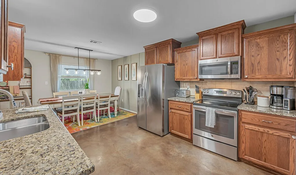 Single Family Residence For Sale in Mc Lennan County , 213 Woodlands Boulevard, Bellmead, Texas 76705, 4 Bedroom, 2 Bathroom, 2 Garage spaces, 1,731 Sqft, built in 2016, mls#21331438, Real Estate Agent in Bellmead, Homes For Sale in Mc Lennan county, Homes For Sale in Bellmead, Realtor in Bellmead Texas, Real Estate Brokerage Independent Realty Texas, Luminita Cordes Realtor