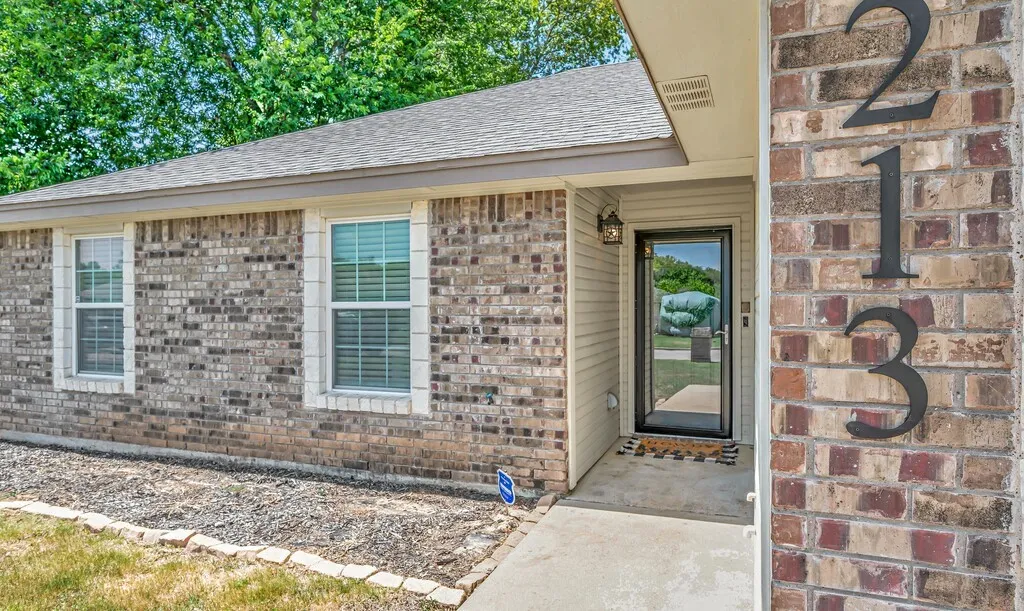 Single Family Residence For Sale in Mc Lennan County , 213 Woodlands Boulevard, Bellmead, Texas 76705, 4 Bedroom, 2 Bathroom, 2 Garage spaces, 1,731 Sqft, built in 2016, mls#21331438, Real Estate Agent in Bellmead, Homes For Sale in Mc Lennan county, Homes For Sale in Bellmead, Realtor in Bellmead Texas, Real Estate Brokerage Independent Realty Texas, Luminita Cordes Realtor