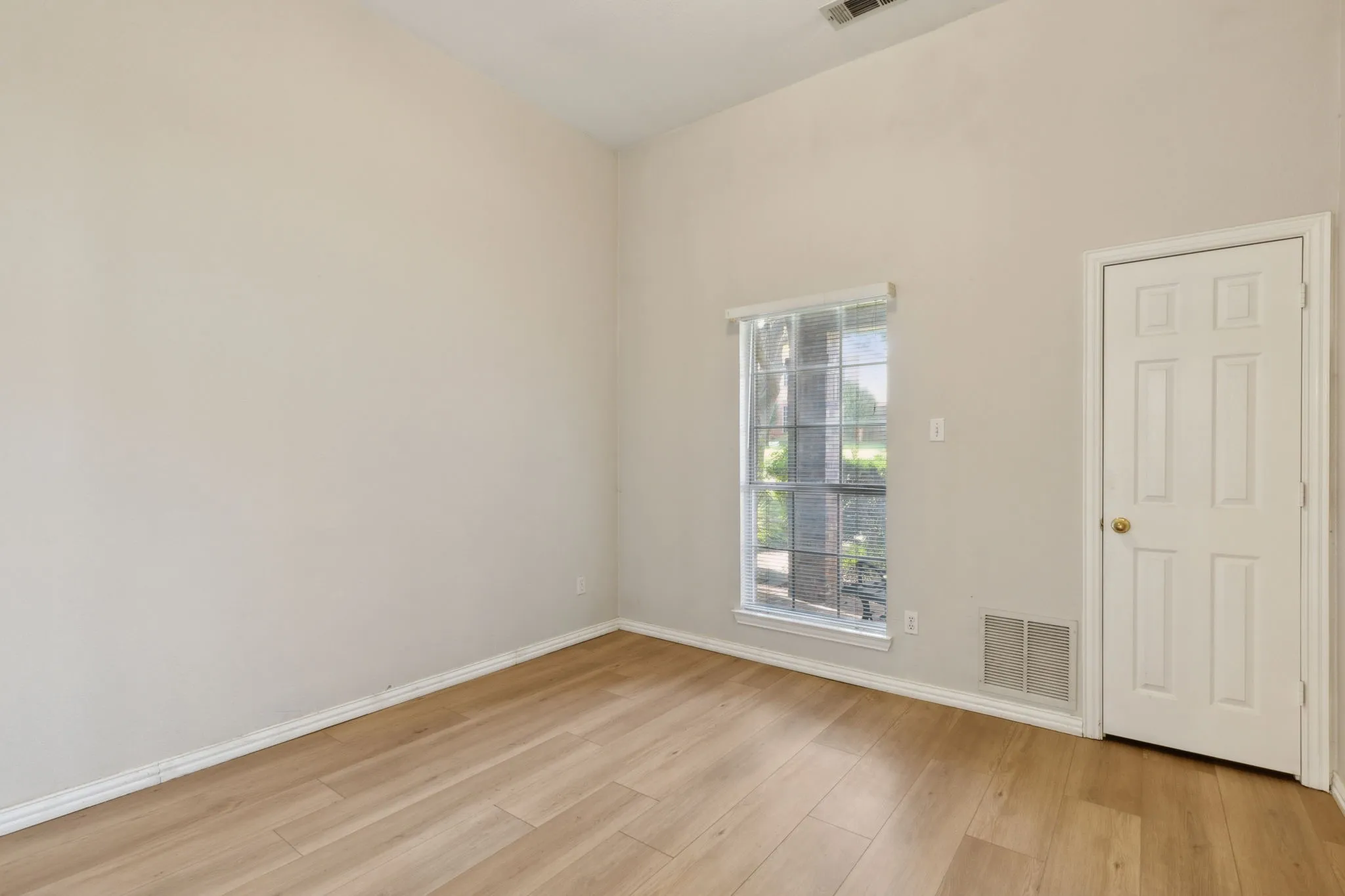 Single Family Residence For Rent in Collin County , 8012 Greenwood Drive, Plano, Texas 75025, 4 Bedroom, 3 Bathroom, 2 Garage spaces, 2,675 Sqft, built in 1994, mls#21351669, Real Estate Agent in Plano, Homes For Rent in Collin county, Homes For Rent in Plano, Realtor in Plano Texas, Real Estate Brokerage Independent Realty Texas, Luminita Cordes Realtor