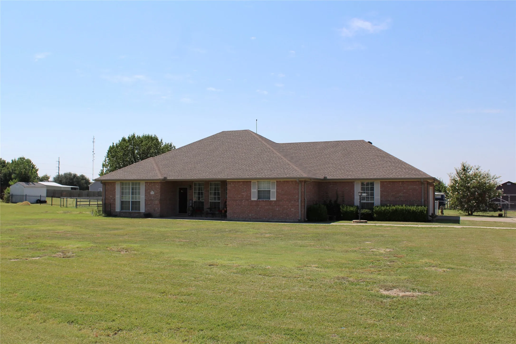 Single Family Residence For Sale in Grayson County , 166 Meadowview Circle, Van Alstyne, Texas 75495, 4 Bedroom, 2 Bathroom, 2 Garage spaces, 2,396 Sqft, built in 1999, mls#21348931, Real Estate Agent in Van Alstyne, Homes For Sale in Grayson county, Homes For Sale in Van Alstyne, Realtor in Van Alstyne Texas, Real Estate Brokerage Independent Realty Texas, Luminita Cordes Realtor