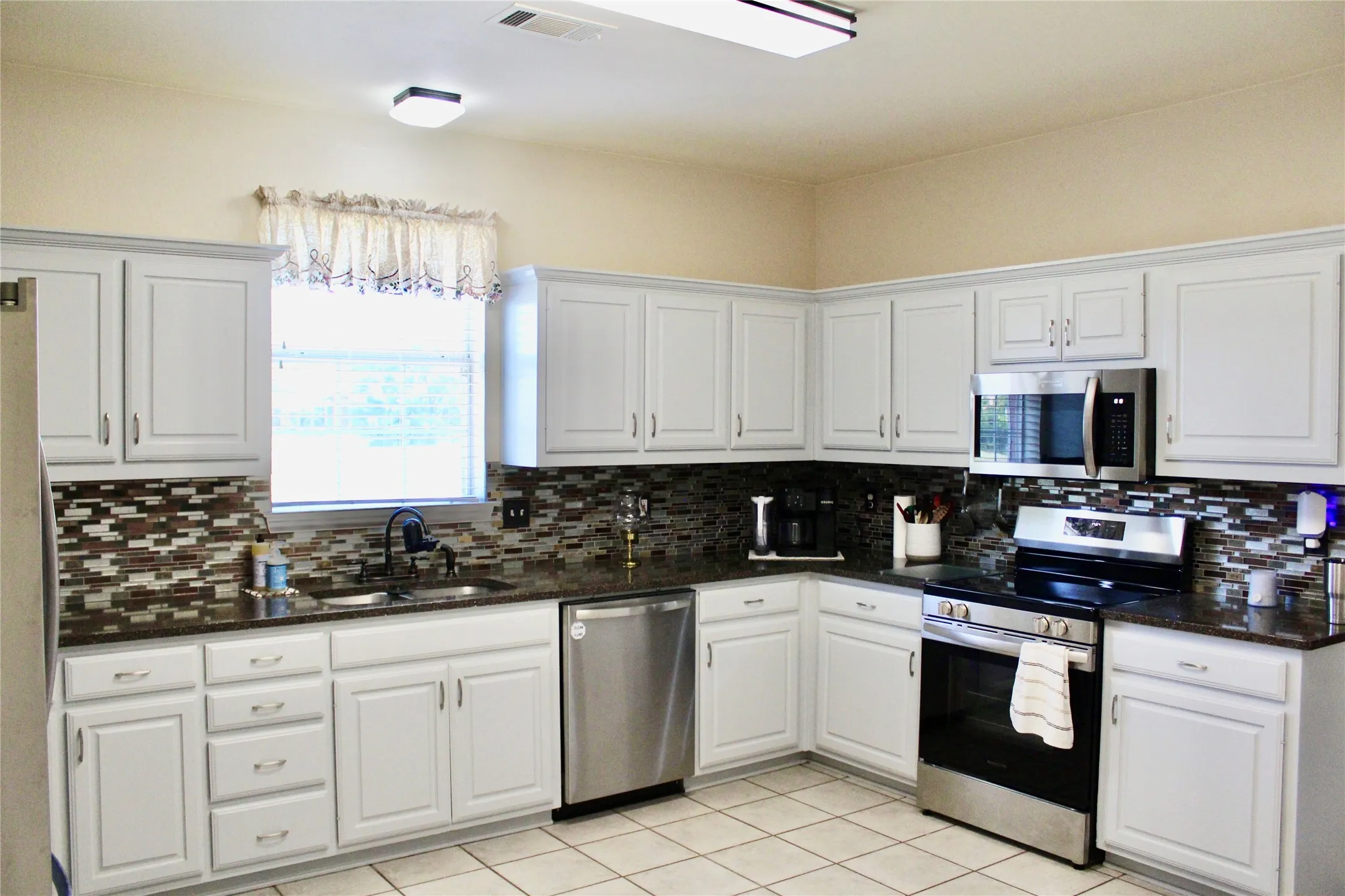 Single Family Residence For Sale in Grayson County , 166 Meadowview Circle, Van Alstyne, Texas 75495, 4 Bedroom, 2 Bathroom, 2 Garage spaces, 2,396 Sqft, built in 1999, mls#21348931, Real Estate Agent in Van Alstyne, Homes For Sale in Grayson county, Homes For Sale in Van Alstyne, Realtor in Van Alstyne Texas, Real Estate Brokerage Independent Realty Texas, Luminita Cordes Realtor