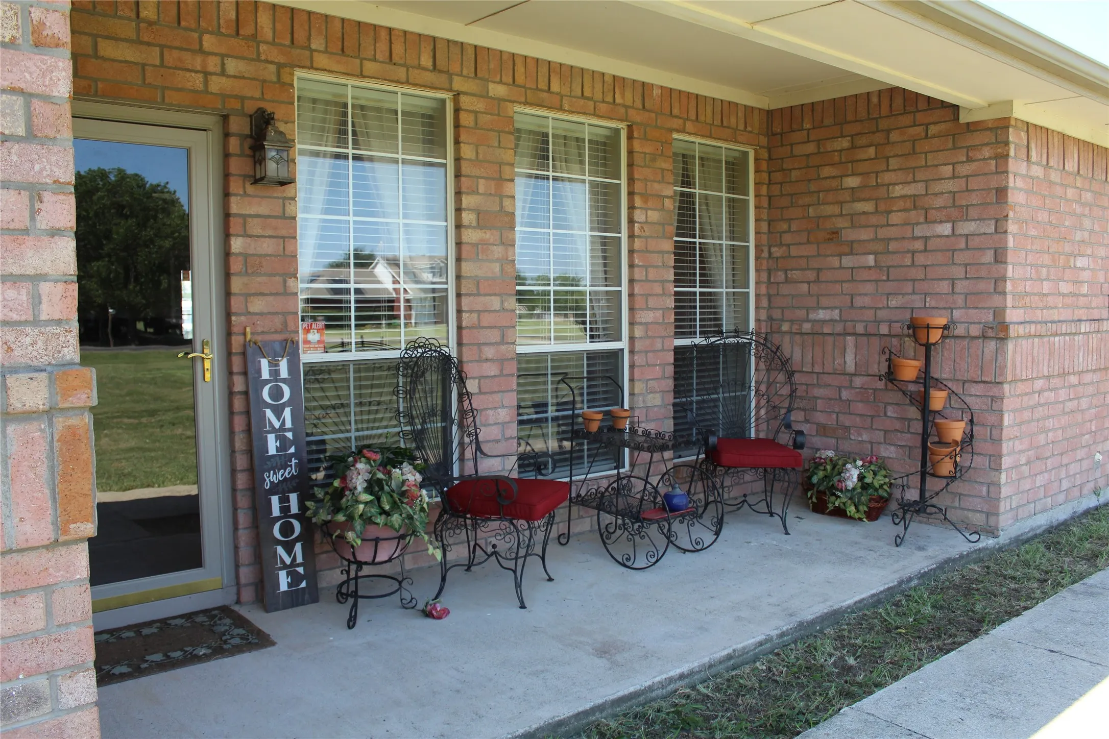 Single Family Residence For Sale in Grayson County , 166 Meadowview Circle, Van Alstyne, Texas 75495, 4 Bedroom, 2 Bathroom, 2 Garage spaces, 2,396 Sqft, built in 1999, mls#21348931, Real Estate Agent in Van Alstyne, Homes For Sale in Grayson county, Homes For Sale in Van Alstyne, Realtor in Van Alstyne Texas, Real Estate Brokerage Independent Realty Texas, Luminita Cordes Realtor
