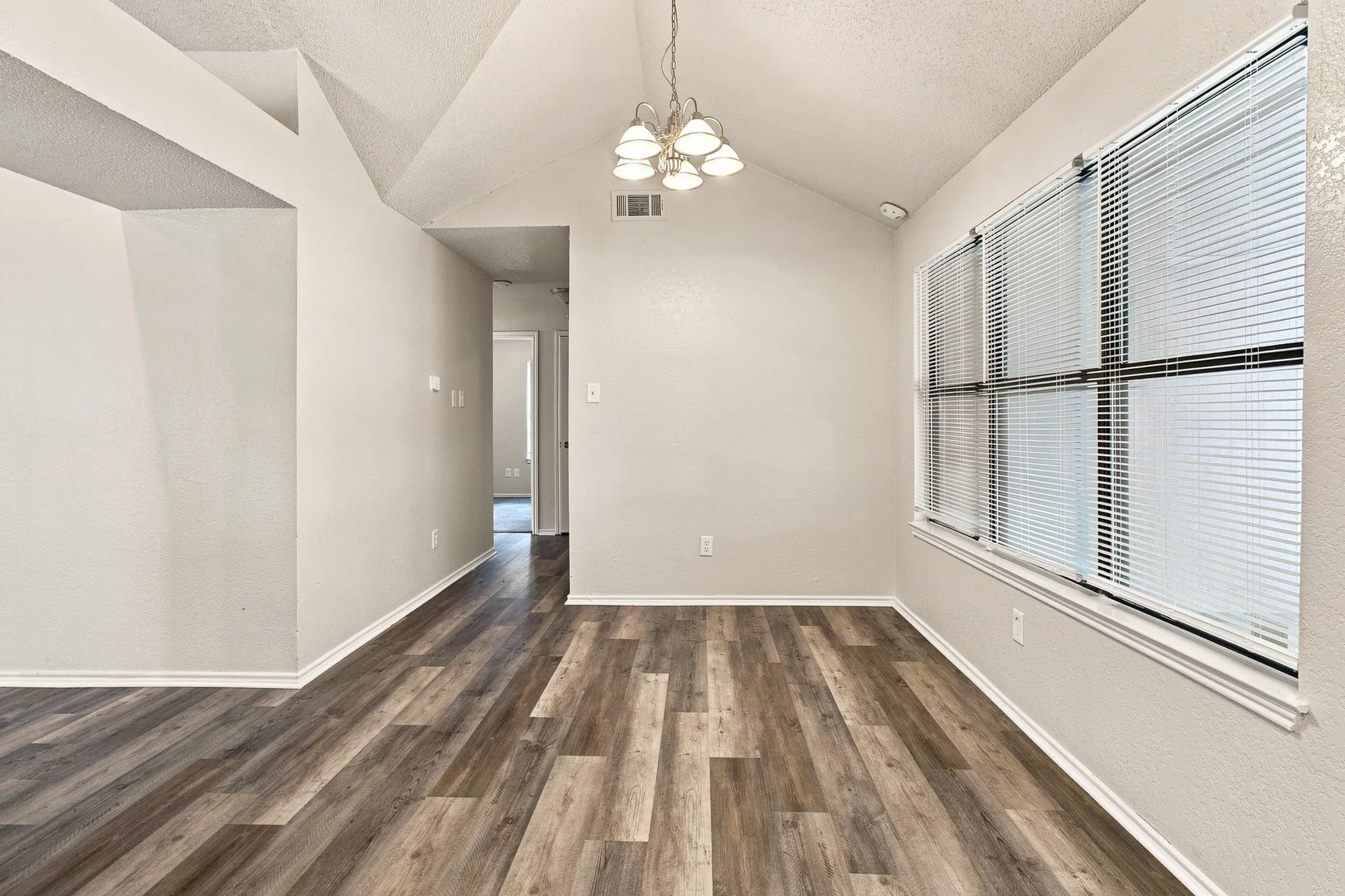 Single Family Residence For Sale in Dallas County , 4017 Knights Bridge Drive, Rowlett, Texas 75088, 3 Bedroom, 2 Bathroom, 2 Garage spaces, 1,590 Sqft, built in 1986, mls#21349272, Real Estate Agent in Rowlett, Homes For Sale in Dallas county, Homes For Sale in Rowlett, Realtor in Rowlett Texas, Real Estate Brokerage Independent Realty Texas, Luminita Cordes Realtor