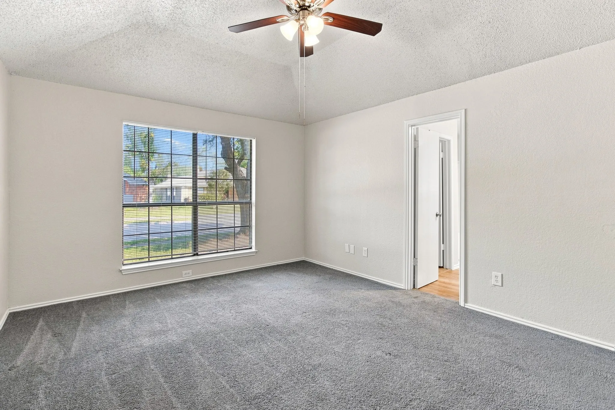 Single Family Residence For Sale in Dallas County , 4017 Knights Bridge Drive, Rowlett, Texas 75088, 3 Bedroom, 2 Bathroom, 2 Garage spaces, 1,590 Sqft, built in 1986, mls#21349272, Real Estate Agent in Rowlett, Homes For Sale in Dallas county, Homes For Sale in Rowlett, Realtor in Rowlett Texas, Real Estate Brokerage Independent Realty Texas, Luminita Cordes Realtor