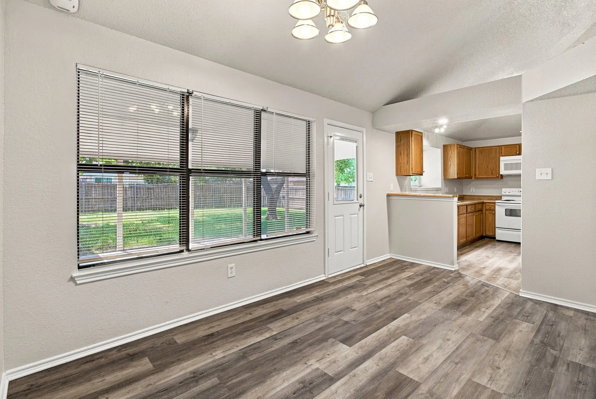 Single Family Residence For Sale in Dallas County , 4017 Knights Bridge Drive, Rowlett, Texas 75088, 3 Bedroom, 2 Bathroom, 2 Garage spaces, 1,590 Sqft, built in 1986, mls#21349272, Real Estate Agent in Rowlett, Homes For Sale in Dallas county, Homes For Sale in Rowlett, Realtor in Rowlett Texas, Real Estate Brokerage Independent Realty Texas, Luminita Cordes Realtor