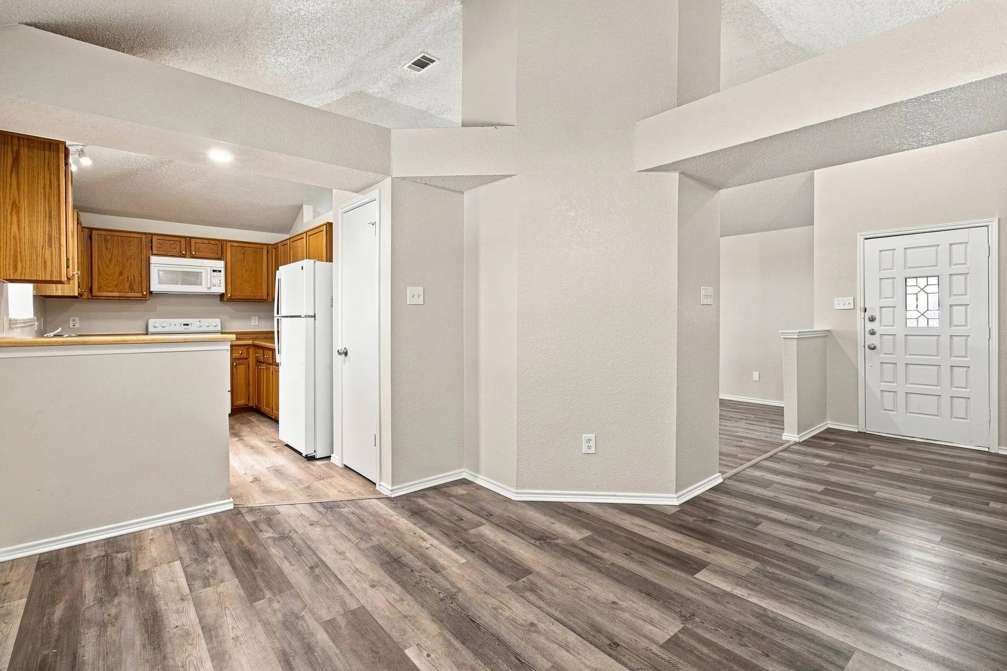 Single Family Residence For Sale in Dallas County , 4017 Knights Bridge Drive, Rowlett, Texas 75088, 3 Bedroom, 2 Bathroom, 2 Garage spaces, 1,590 Sqft, built in 1986, mls#21349272, Real Estate Agent in Rowlett, Homes For Sale in Dallas county, Homes For Sale in Rowlett, Realtor in Rowlett Texas, Real Estate Brokerage Independent Realty Texas, Luminita Cordes Realtor