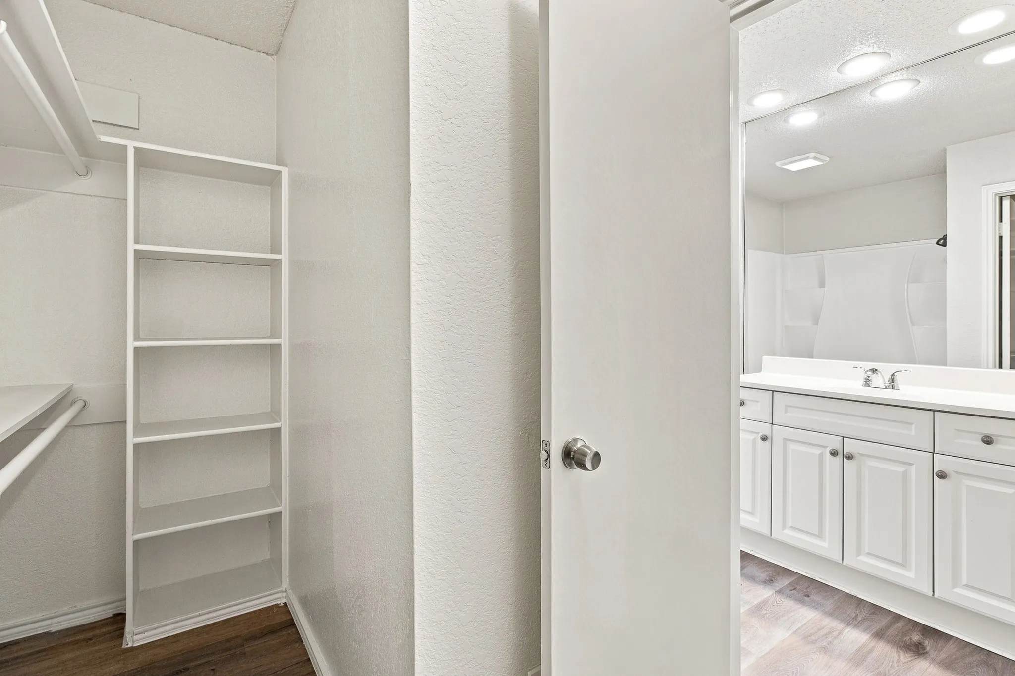 Single Family Residence For Sale in Dallas County , 4017 Knights Bridge Drive, Rowlett, Texas 75088, 3 Bedroom, 2 Bathroom, 2 Garage spaces, 1,590 Sqft, built in 1986, mls#21349272, Real Estate Agent in Rowlett, Homes For Sale in Dallas county, Homes For Sale in Rowlett, Realtor in Rowlett Texas, Real Estate Brokerage Independent Realty Texas, Luminita Cordes Realtor