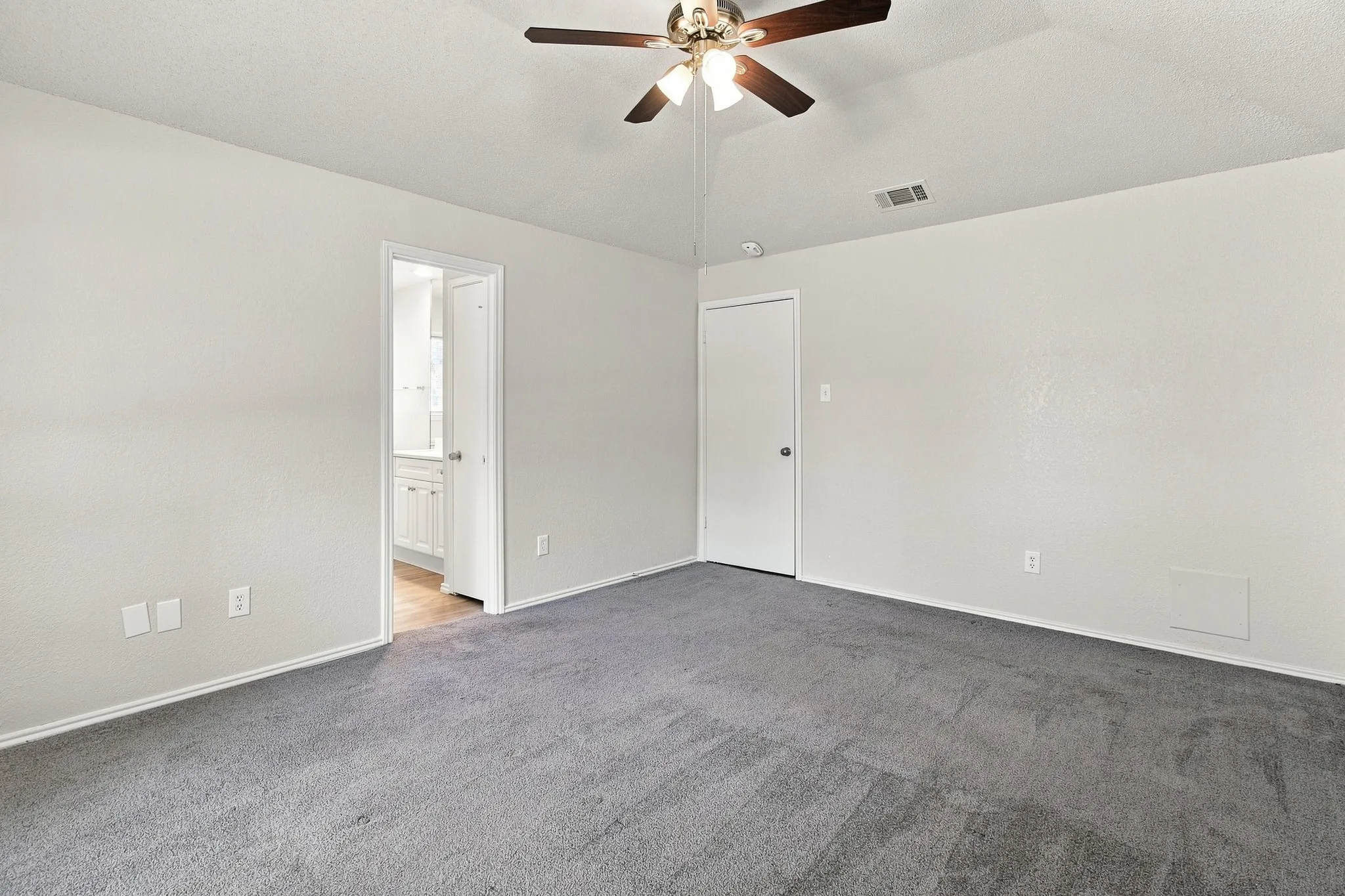 Single Family Residence For Sale in Dallas County , 4017 Knights Bridge Drive, Rowlett, Texas 75088, 3 Bedroom, 2 Bathroom, 2 Garage spaces, 1,590 Sqft, built in 1986, mls#21349272, Real Estate Agent in Rowlett, Homes For Sale in Dallas county, Homes For Sale in Rowlett, Realtor in Rowlett Texas, Real Estate Brokerage Independent Realty Texas, Luminita Cordes Realtor