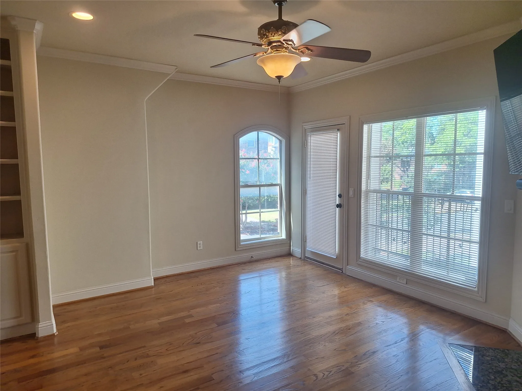 Condominium For Rent in Dallas County , 3416 Westminster Avenue 1, University Park, Texas 75205, 3 Bedroom, 4 Bathroom, 2 Garage spaces, 1,822 Sqft, built in 2005, mls#21351679, Real Estate Agent in University Park, Homes For Rent in Dallas county, Homes For Rent in University Park, Realtor in University Park Texas, Real Estate Brokerage Independent Realty Texas, Luminita Cordes Realtor