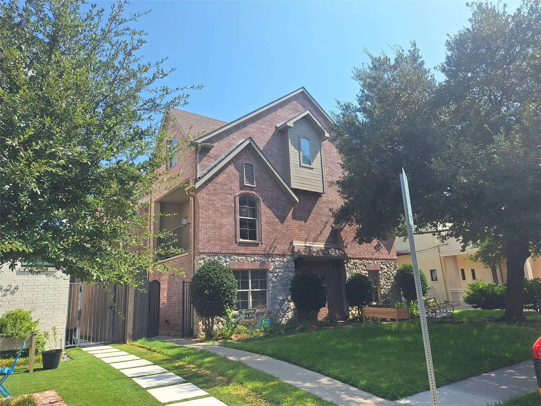 Condominium For Rent in Dallas County , 3416 Westminster Avenue 1, University Park, Texas 75205, 3 Bedroom, 4 Bathroom, 2 Garage spaces, 1,822 Sqft, built in 2005, mls#21351679, Real Estate Agent in University Park, Homes For Rent in Dallas county, Homes For Rent in University Park, Realtor in University Park Texas, Real Estate Brokerage Independent Realty Texas, Luminita Cordes Realtor