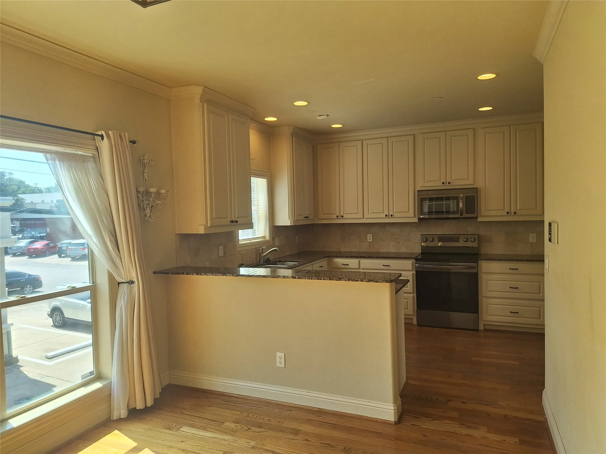 Condominium For Rent in Dallas County , 3416 Westminster Avenue 1, University Park, Texas 75205, 3 Bedroom, 4 Bathroom, 2 Garage spaces, 1,822 Sqft, built in 2005, mls#21351679, Real Estate Agent in University Park, Homes For Rent in Dallas county, Homes For Rent in University Park, Realtor in University Park Texas, Real Estate Brokerage Independent Realty Texas, Luminita Cordes Realtor
