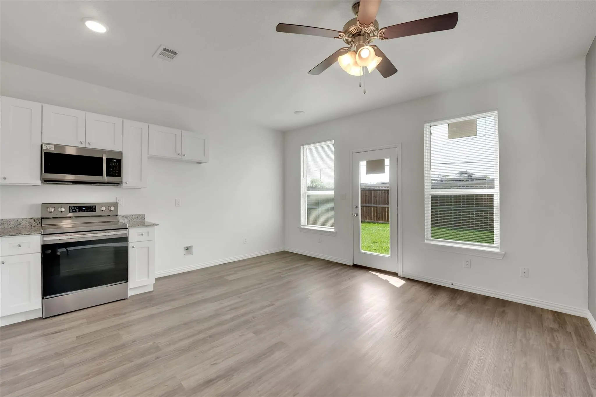 Duplex For Rent in Tarrant County , 1608 Ash Crescent Street, Fort Worth, Texas 76104, 2 Bedroom, 2 Bathroom, 1 Garage spaces, 1,181 Sqft, built in 2020, mls#21348578, Real Estate Agent in Fort Worth, Homes For Rent in Tarrant county, Homes For Rent in Fort Worth, Realtor in Fort Worth Texas, Real Estate Brokerage Independent Realty Texas, Luminita Cordes Realtor