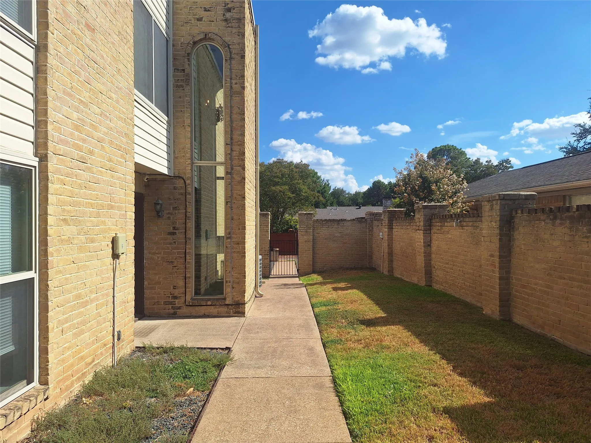 Duplex For Rent in Dallas County , 4240 Harvest Hill Road, Dallas, Texas 75244, 4 Bedroom, 3 Bathroom, 2 Garage spaces, 1,924 Sqft, built in 1970, mls#21349647, Real Estate Agent in Dallas, Homes For Rent in Dallas county, Homes For Rent in Dallas, Realtor in Dallas Texas, Real Estate Brokerage Independent Realty Texas, Luminita Cordes Realtor