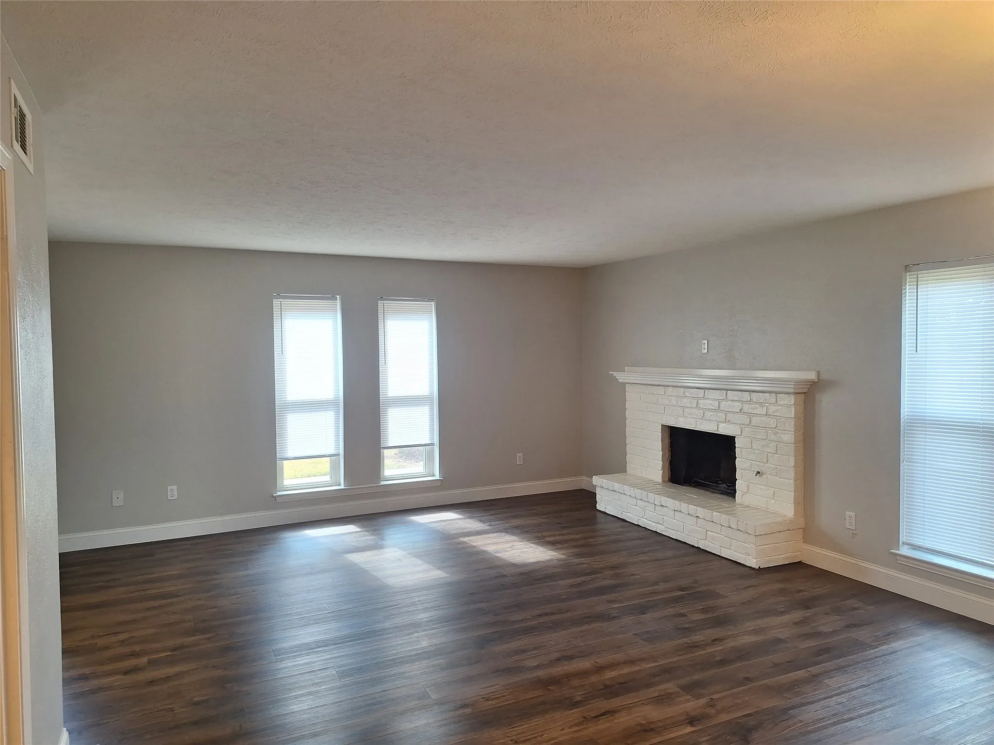 Duplex For Rent in Dallas County , 4240 Harvest Hill Road, Dallas, Texas 75244, 4 Bedroom, 3 Bathroom, 2 Garage spaces, 1,924 Sqft, built in 1970, mls#21349647, Real Estate Agent in Dallas, Homes For Rent in Dallas county, Homes For Rent in Dallas, Realtor in Dallas Texas, Real Estate Brokerage Independent Realty Texas, Luminita Cordes Realtor