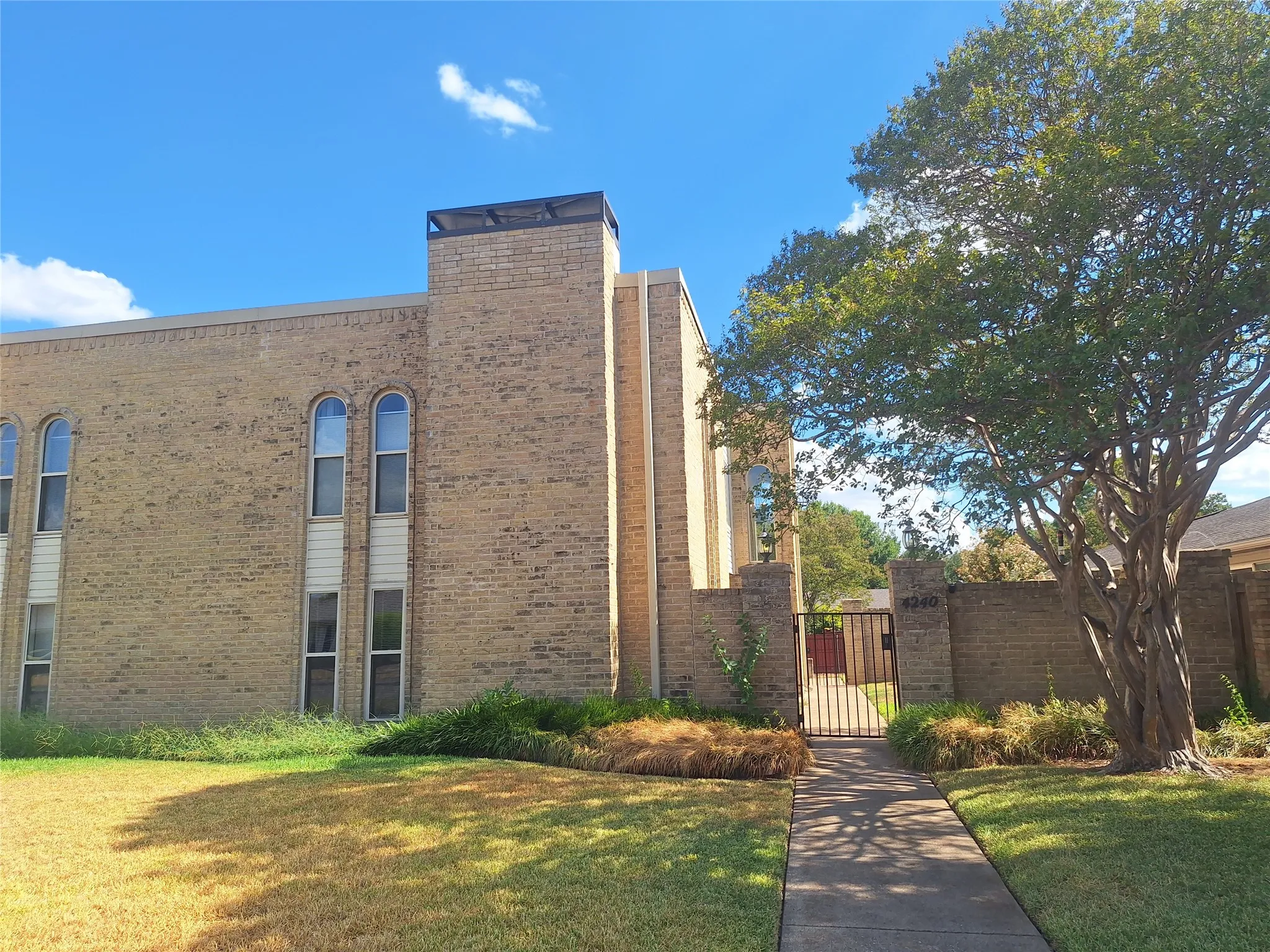 Duplex For Rent in Dallas County , 4240 Harvest Hill Road, Dallas, Texas 75244, 4 Bedroom, 3 Bathroom, 2 Garage spaces, 1,924 Sqft, built in 1970, mls#21349647, Real Estate Agent in Dallas, Homes For Rent in Dallas county, Homes For Rent in Dallas, Realtor in Dallas Texas, Real Estate Brokerage Independent Realty Texas, Luminita Cordes Realtor