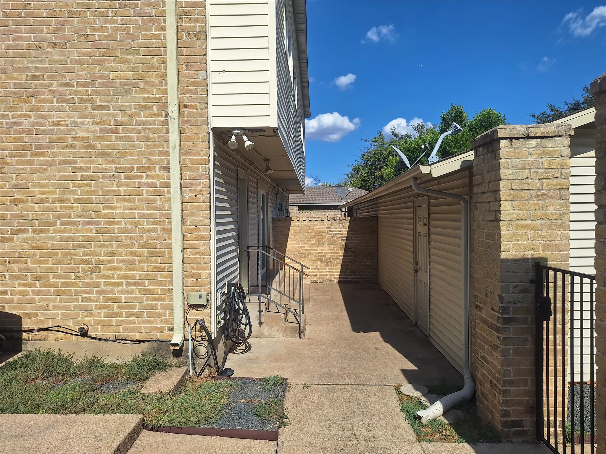 Duplex For Rent in Dallas County , 4240 Harvest Hill Road, Dallas, Texas 75244, 4 Bedroom, 3 Bathroom, 2 Garage spaces, 1,924 Sqft, built in 1970, mls#21349647, Real Estate Agent in Dallas, Homes For Rent in Dallas county, Homes For Rent in Dallas, Realtor in Dallas Texas, Real Estate Brokerage Independent Realty Texas, Luminita Cordes Realtor